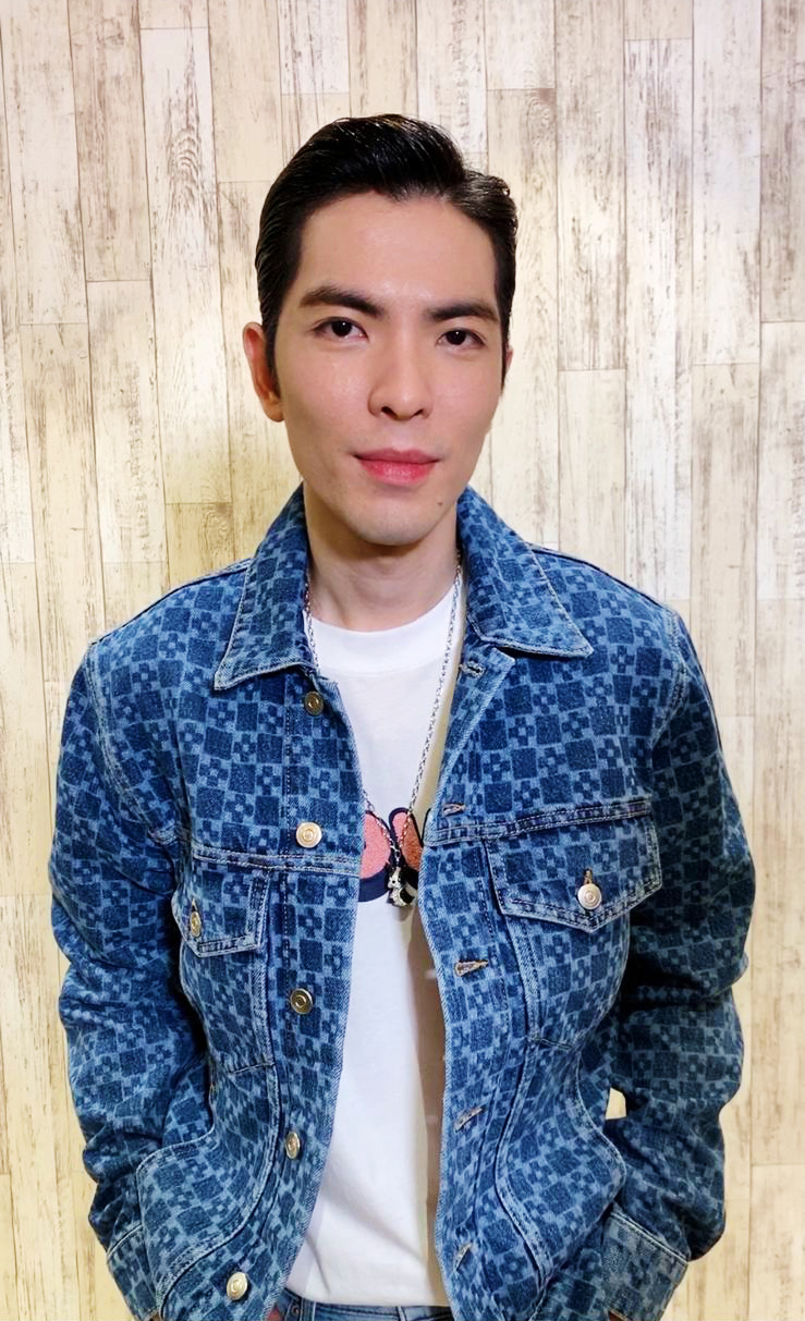 蕭敬騰佩戴Qeelin Wang Wang項鍊錄製抖音新歌宣傳。(Qeelin提供)