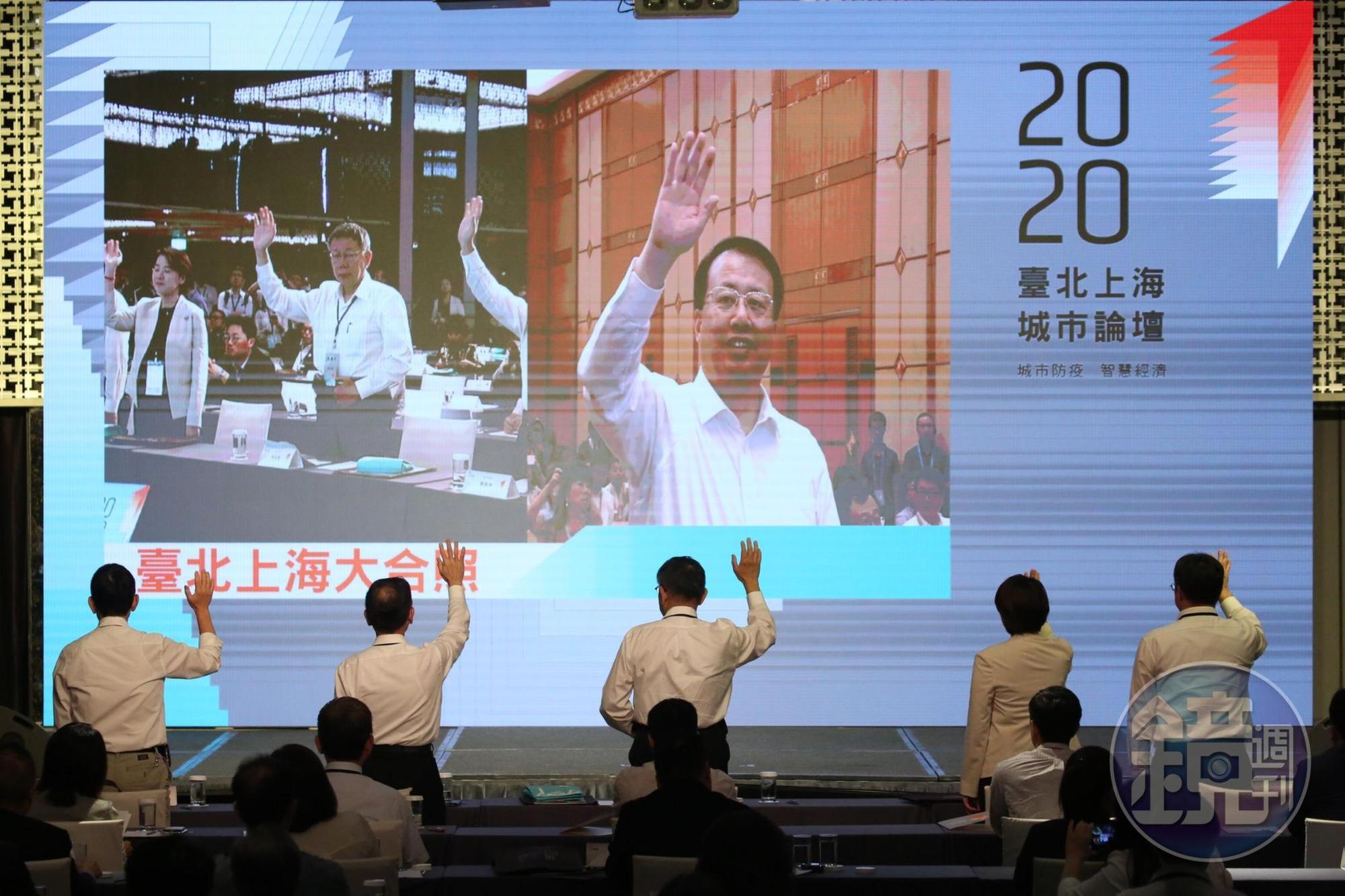 柯文哲率市府團隊與上海市市長龔正打招呼。