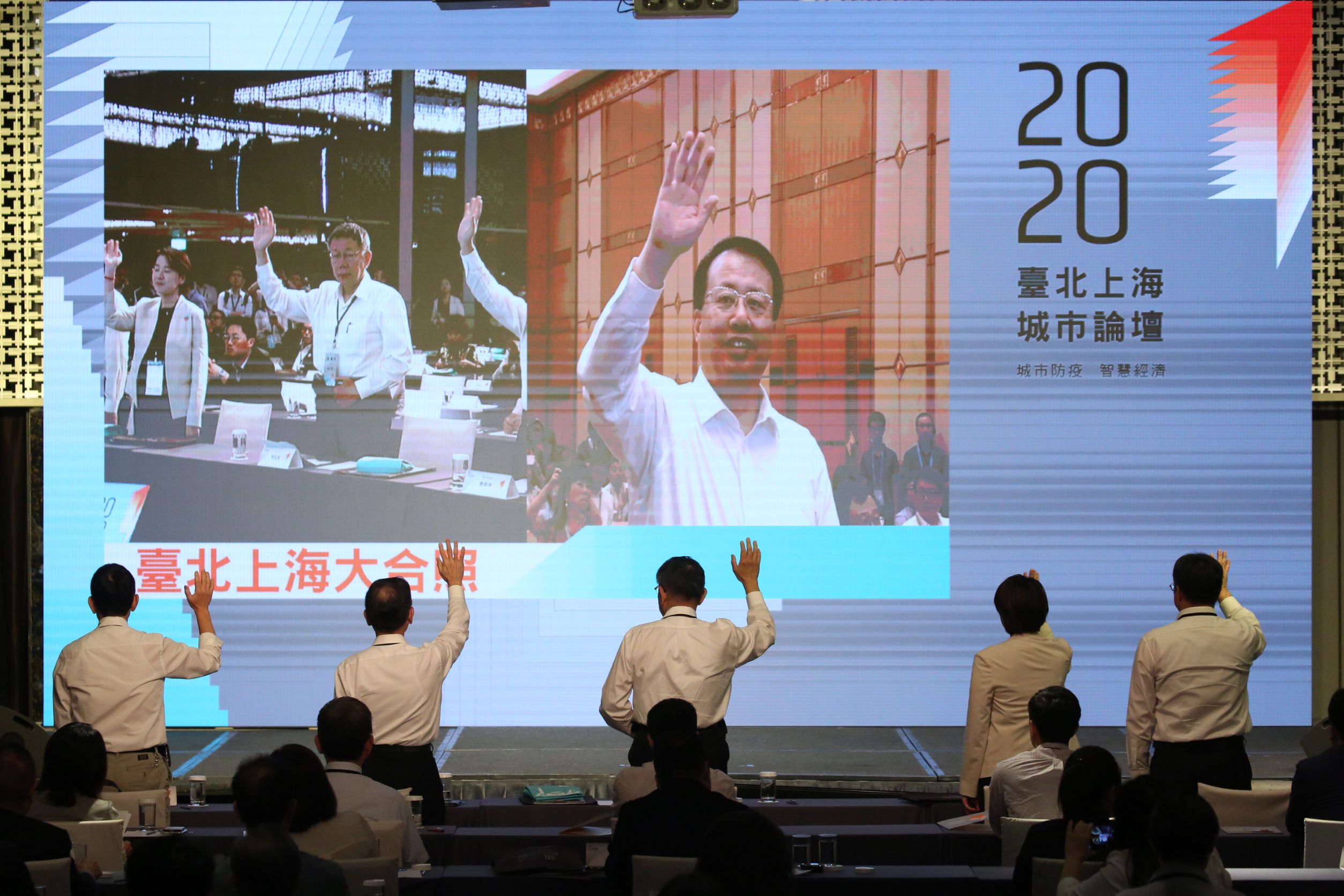 柯文哲率市府團隊與上海市市長龔正打招呼。