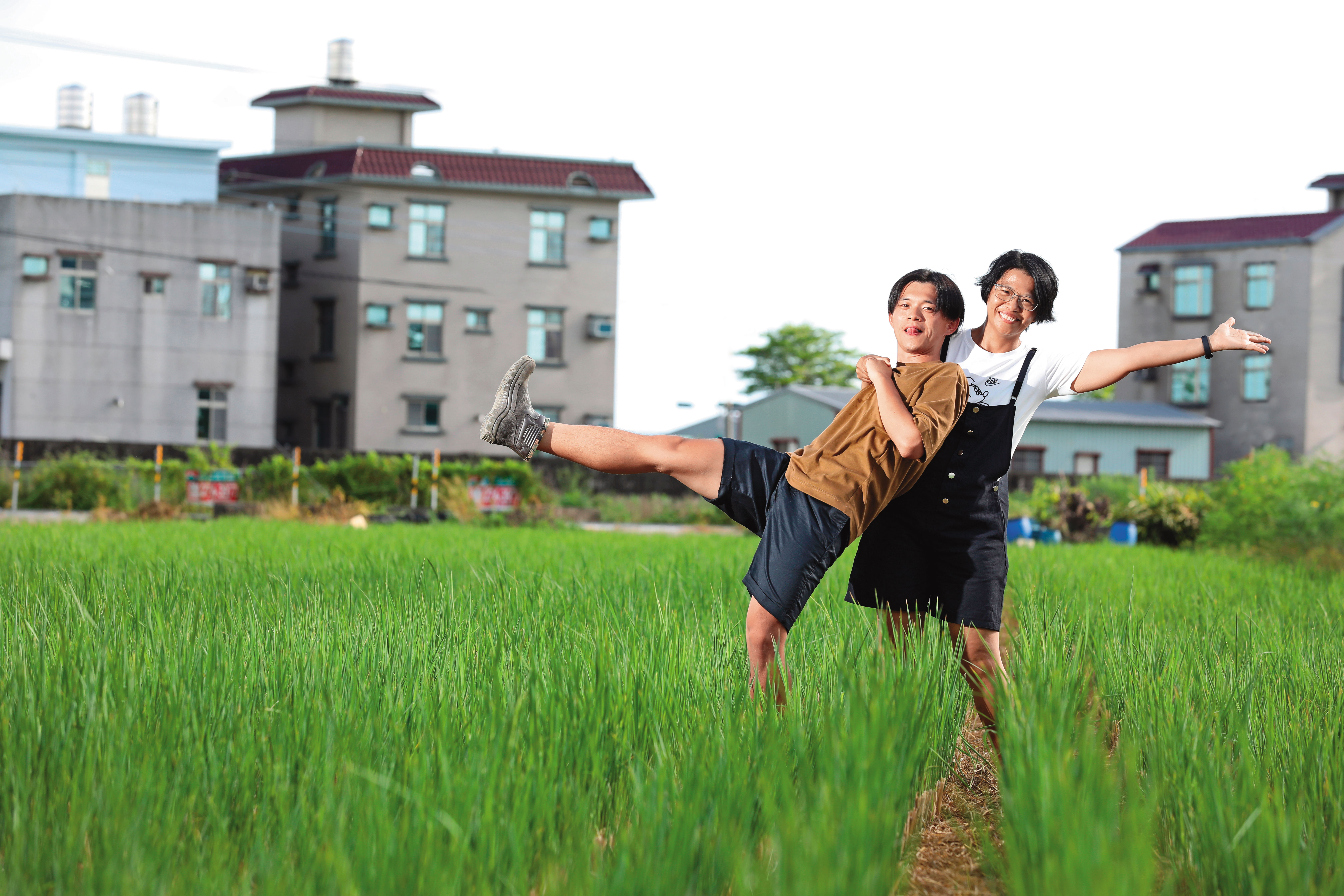 李立丞（左）的媽媽（右）在離婚後，就搬回娘家居住，這天2人在附近的稻田裡合影。