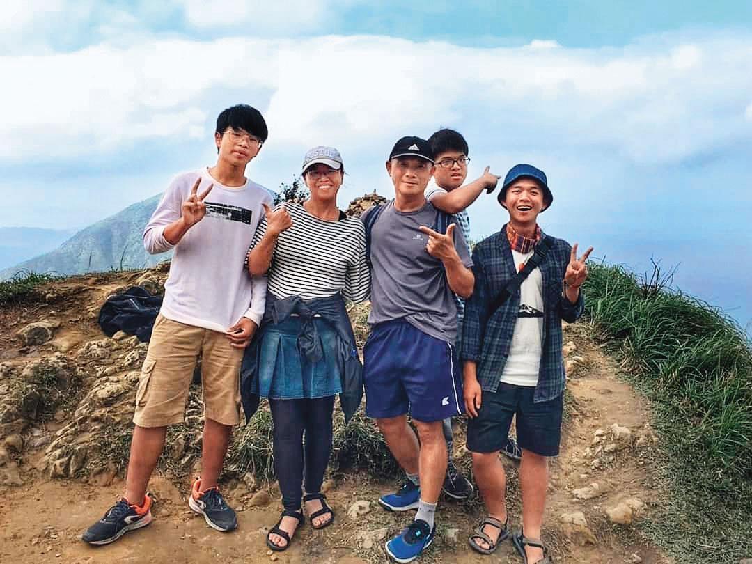 李立丞(右)和爸媽及2個弟弟,全家一起到茶壺山健行。那是在李爸李媽離婚前的家族合影。(李立丞提供)