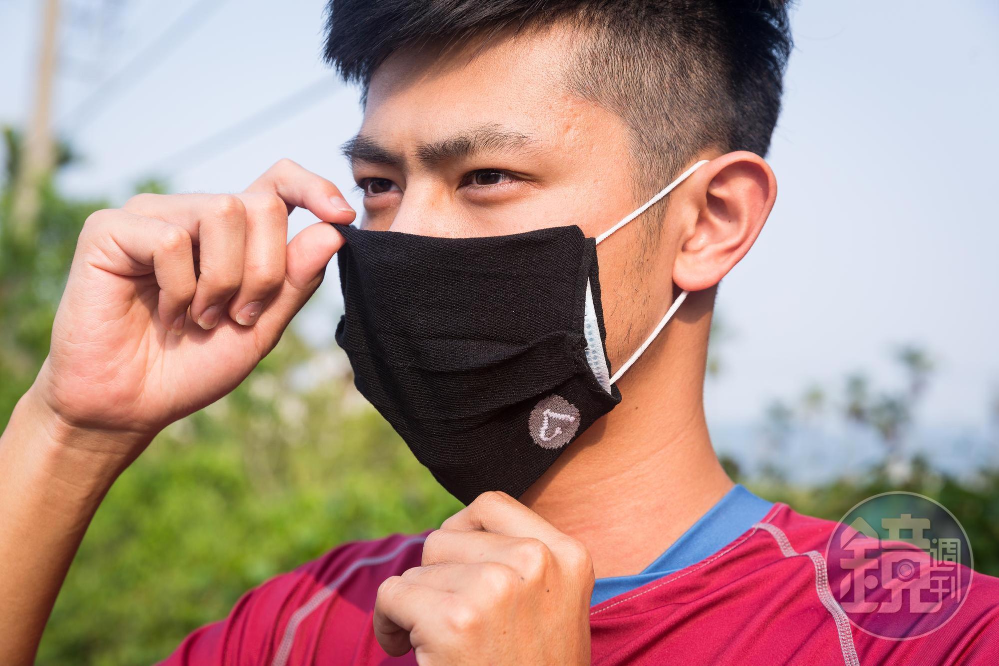 疫情爆發後,OH9也推出竹炭口罩套,中間還車有褶痕,方便拉開口罩。(99元/個)