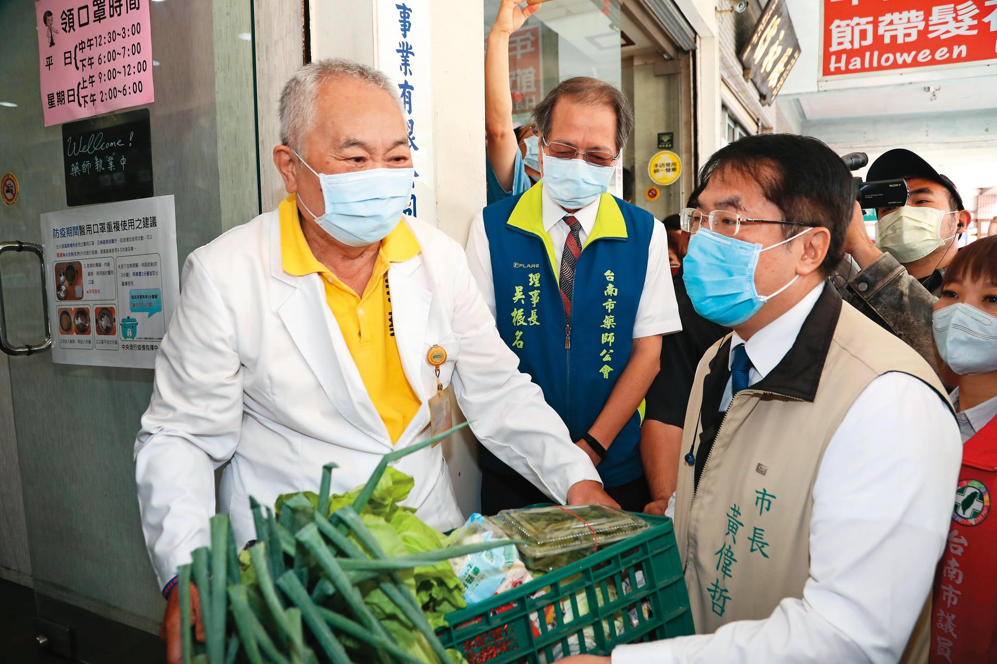 72歲老藥師陳盈舟，不畏病痛，加入防疫行列，讓市長相當感動，親自前往慰勞。臺南市政府新聞及國際關係處提供）