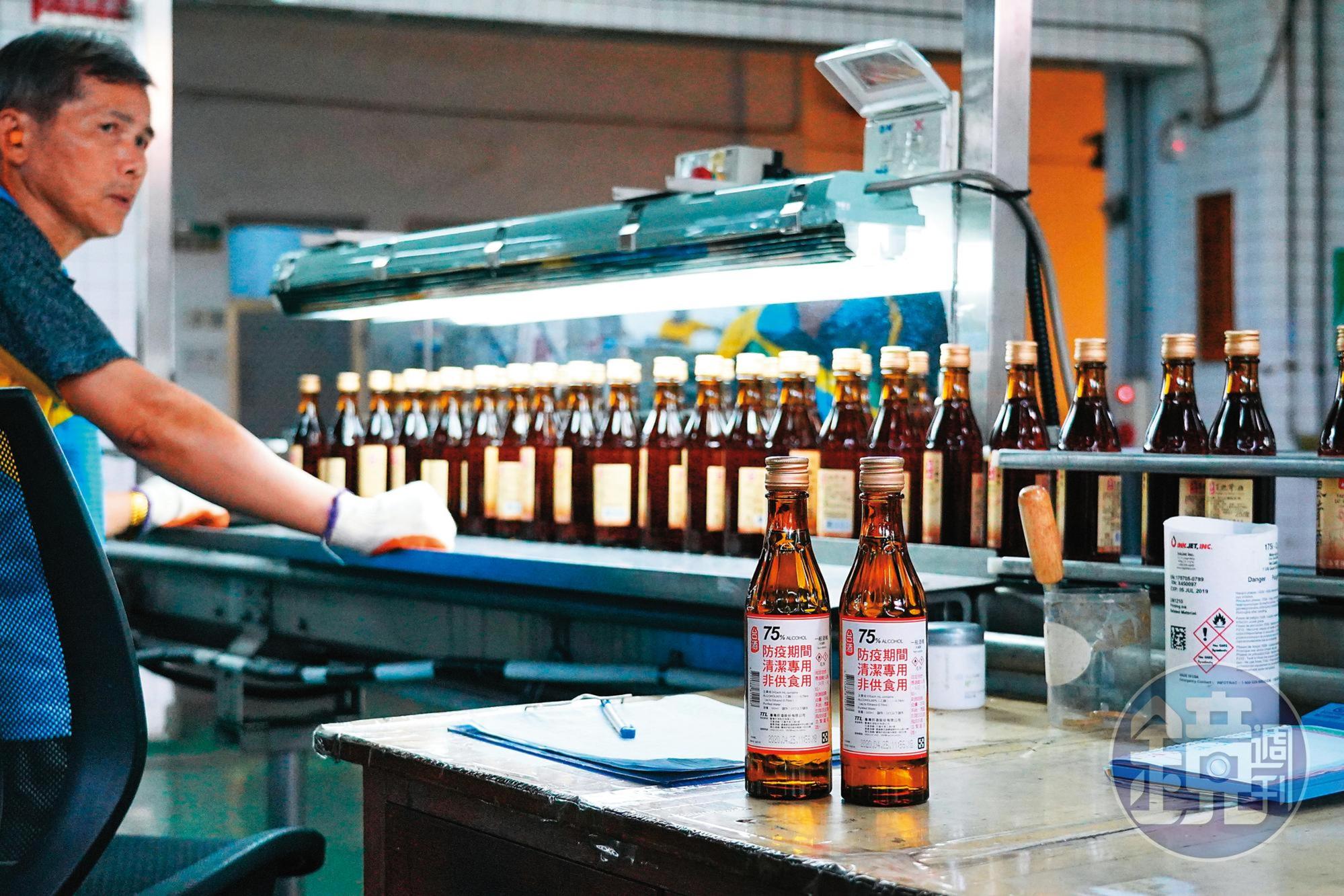 在酒精需求因應上，臺南市政府也超前部署，主動請託臺南市幾家民營酒廠，生產防疫用酒精。