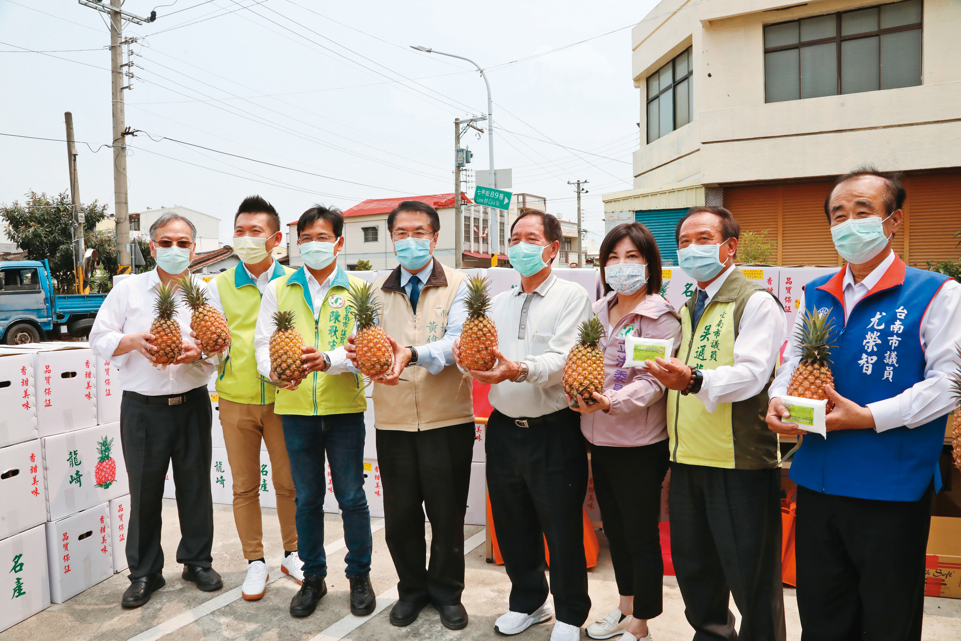 「南六企業」致贈千斤鳳梨給地方區公所,應援第一線防疫人員吃出健康同時,更是幫助農民度過難關。(臺南市政府新聞及國際關係處提供)