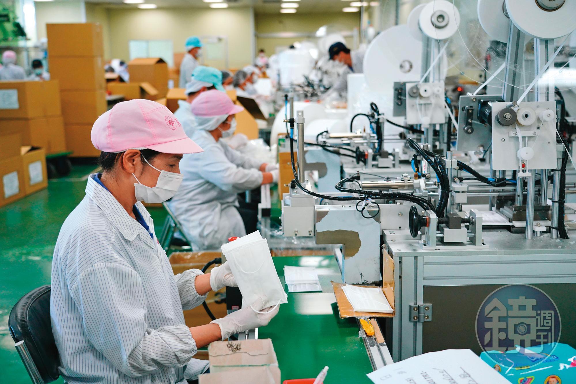 受政府徵召參加國家隊，臺南各口罩大廠紛紛停止原有生產線，全力趕製政府徵用的醫用級口罩。