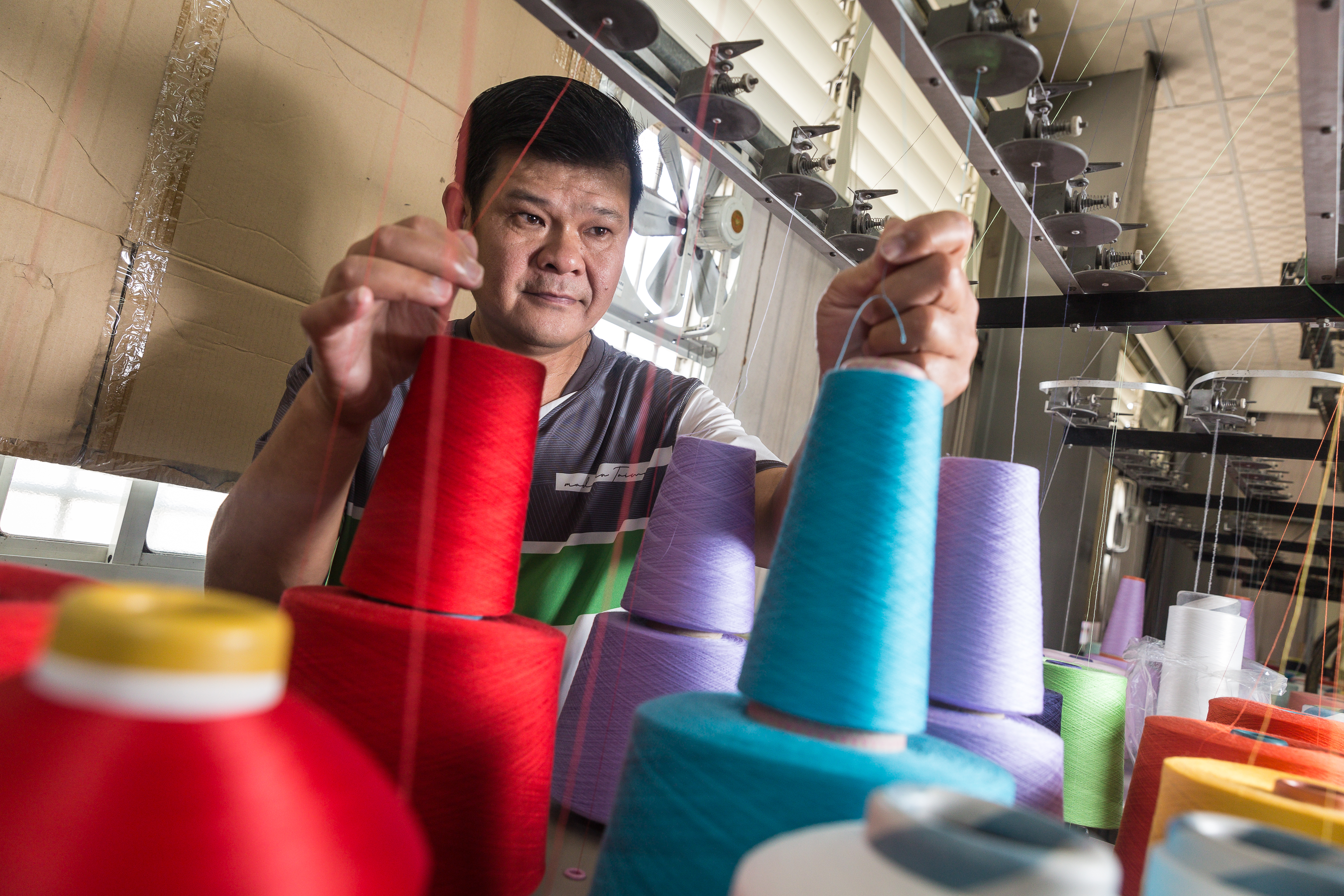 做襪子26年，李東林很熟悉原料，可以靈活配置在不同功能的襪子以達功效。