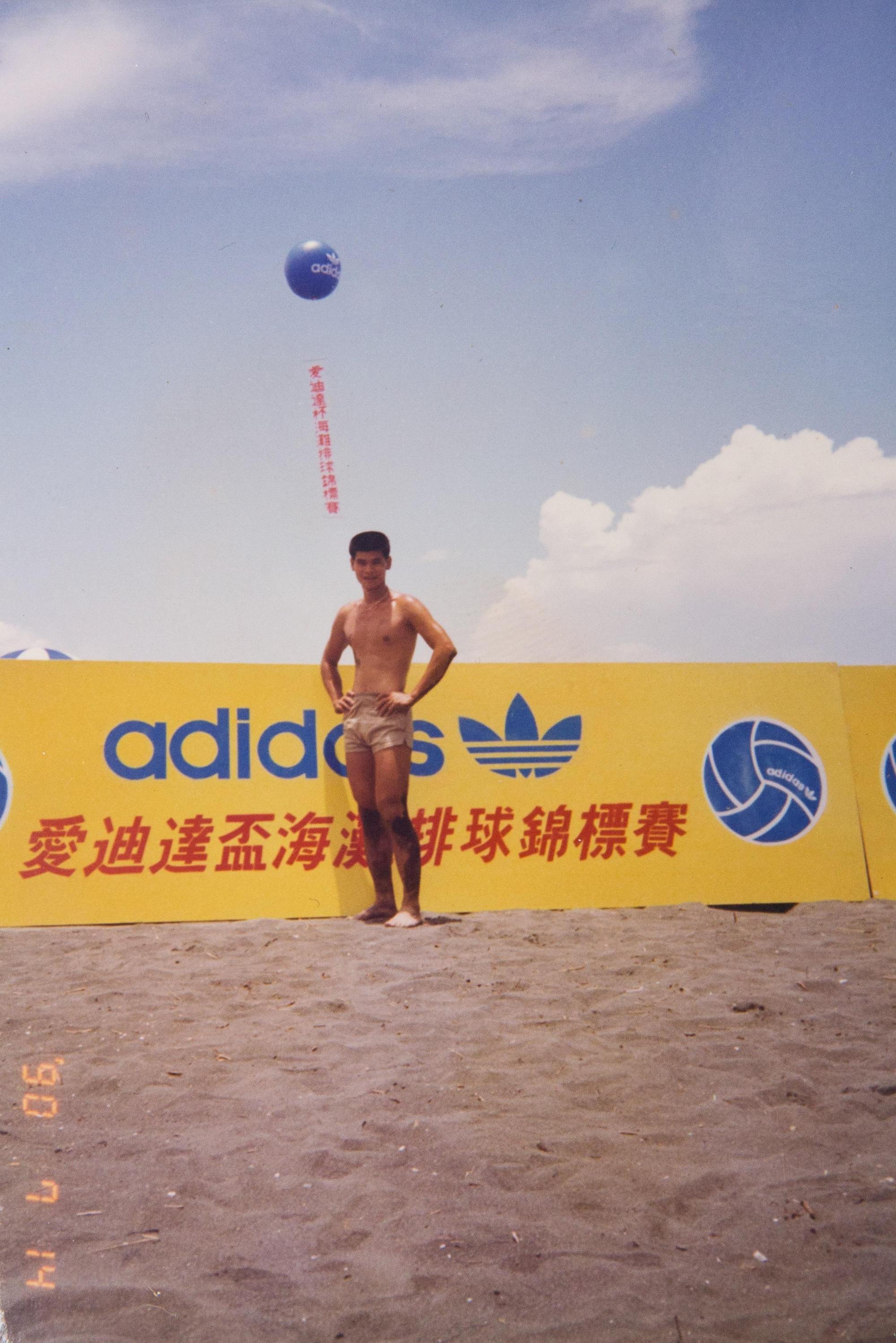 年輕時的李東林因愛打排球,擁有倒三角身材和狗公腰,因此被取綽號黑狗。(李東林提供)