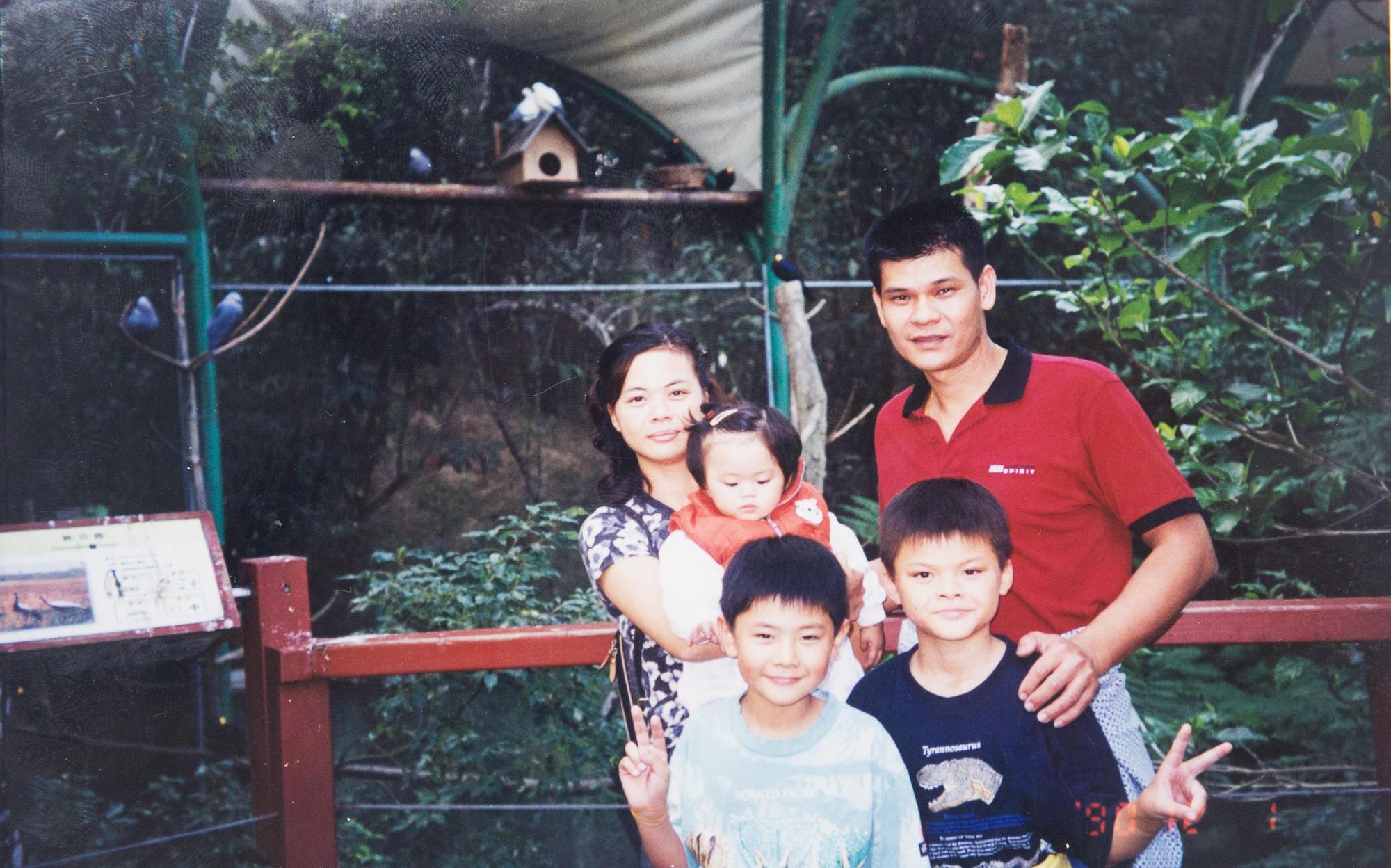 李東林(後排右)為了妻小而創業開襪廠,忙碌之餘仍會抽空帶全家人旅遊。(李東林提供)