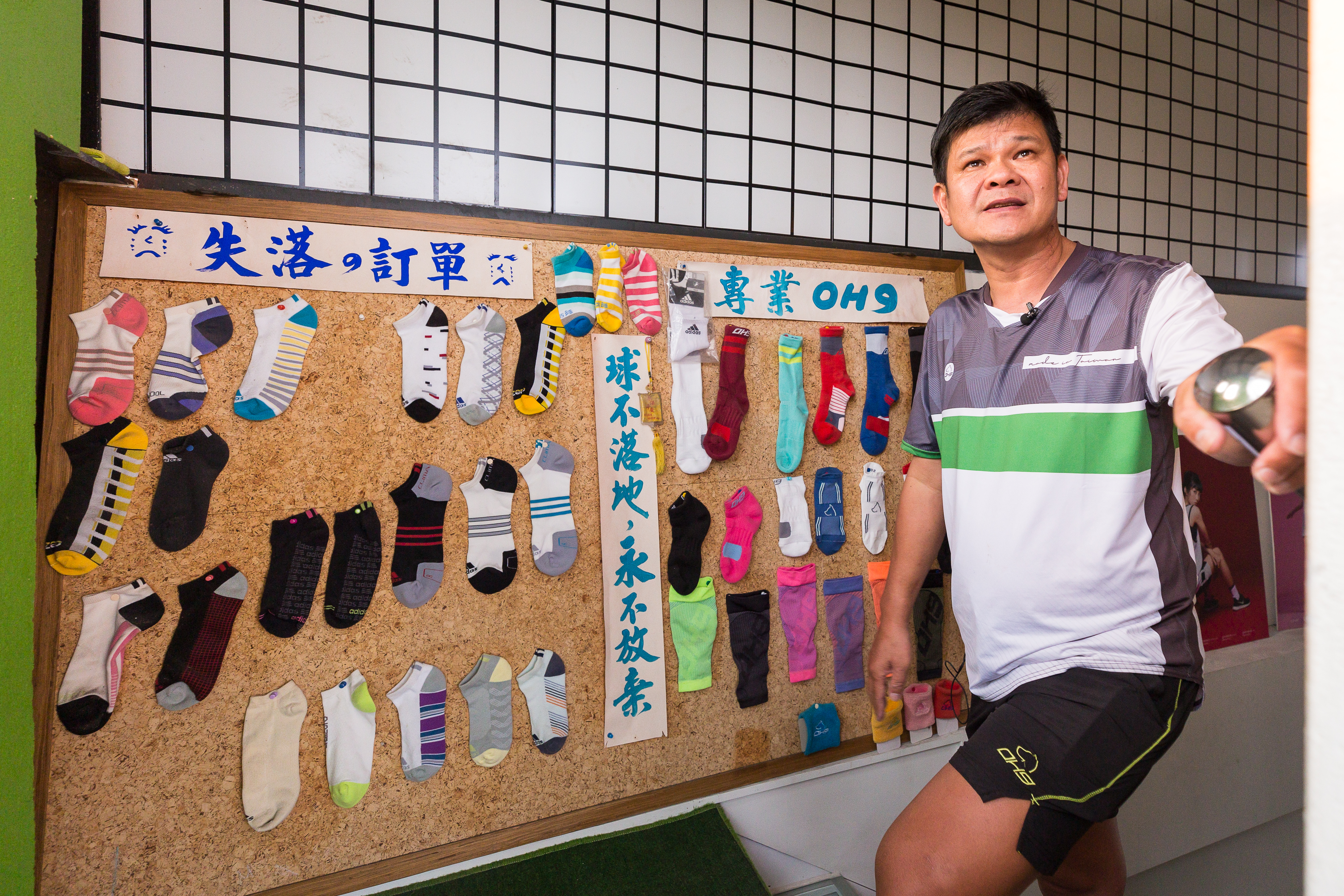 門市有面牆被布置成失落的訂單，放滿李東林曾經幫愛迪達代工的襪子，他用來提醒自己一定要走自有品牌的路。