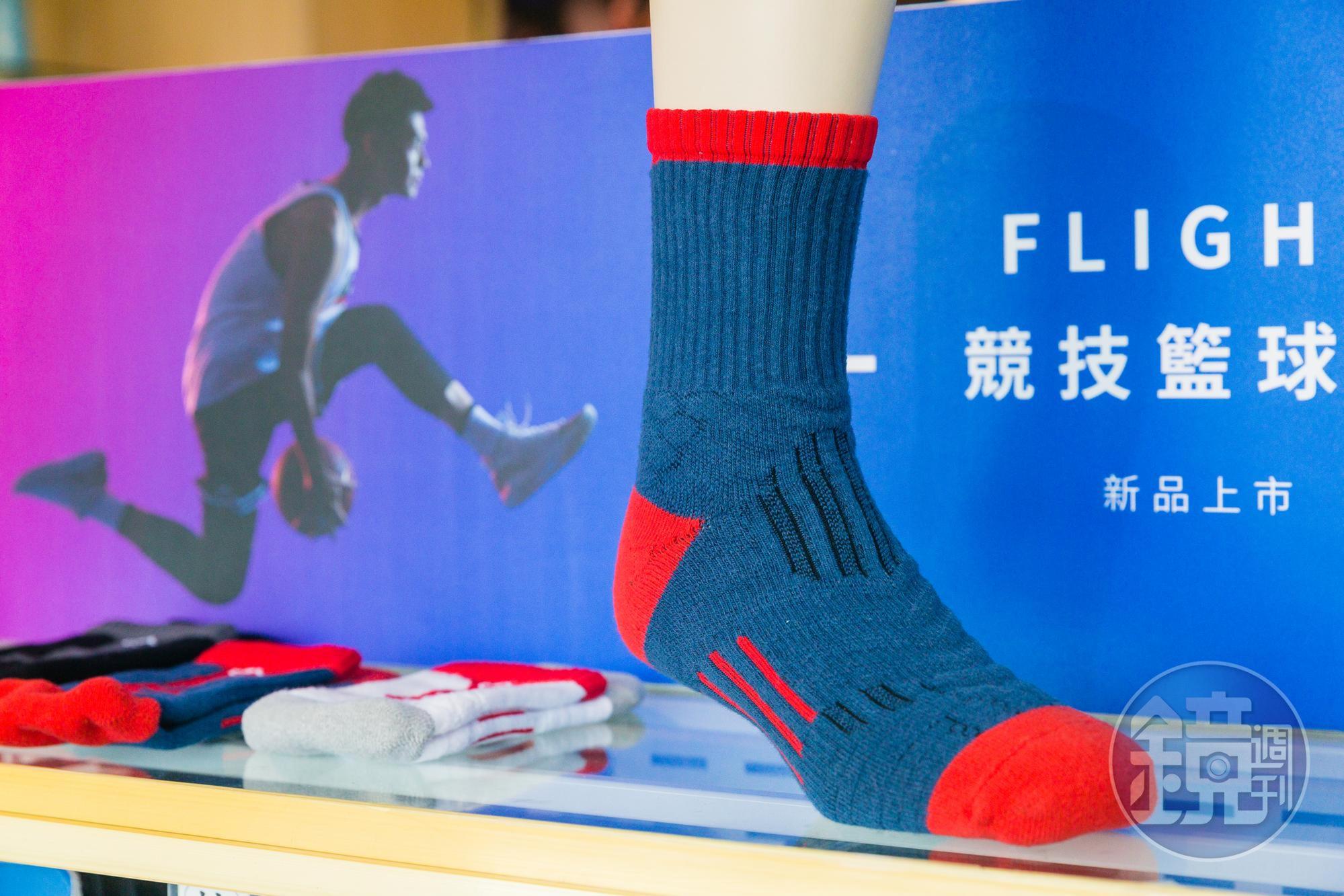 競技籃球襪特別在腳踝上以六角形蜂巢式做緩衝,讓腳每個角度的受力面積一樣,等於把護腳踝的原理織在襪子上。(400元/雙)