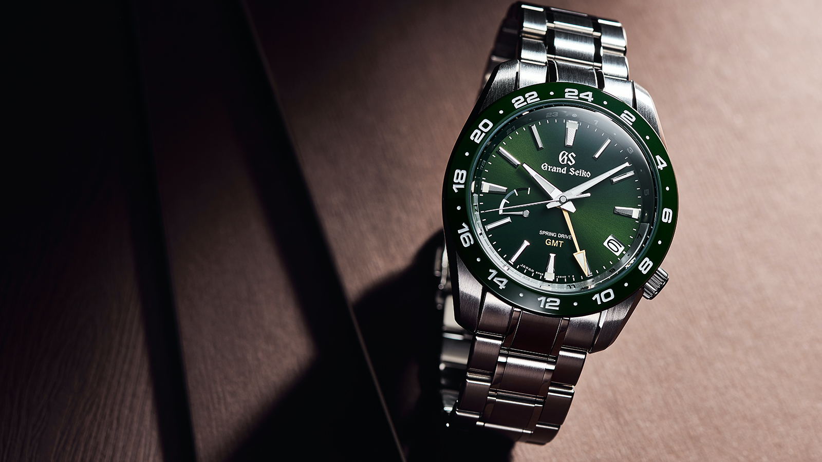 SBGE257綠色的主調搭配黃色的第二地時間指針，做出GRAND SEIKO運動系列過去少見的鮮明配色。