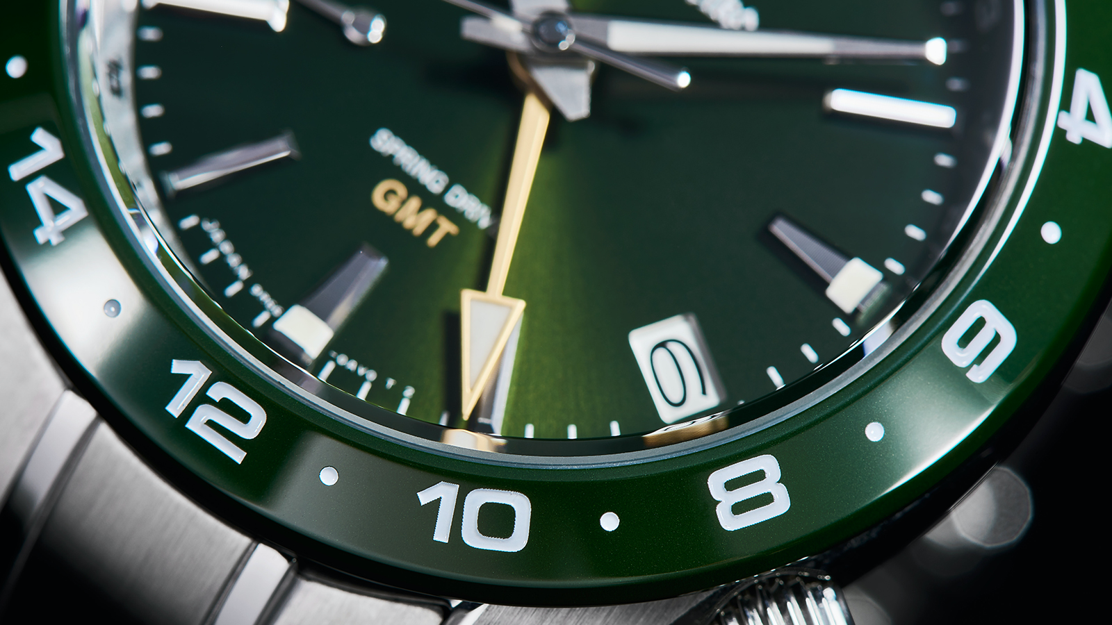  GMT加上陶瓷圈是這次的重點，過去GRAND SEIKO曾出現過黑色和藍色陶瓷，這次則加入綠色陶瓷圈的嘗試，以抗刮耐磨的特性強化錶款性能。