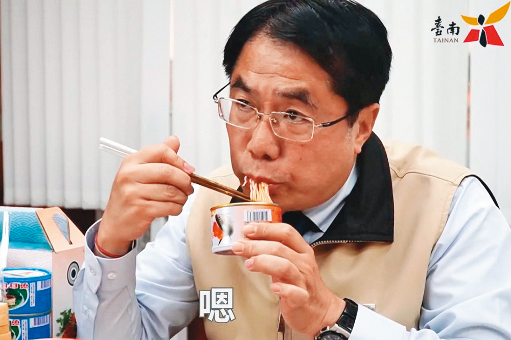 市長黃偉哲拍吃播影片，讓臺南特色乾麵及罐頭成網購熱銷品。（翻攝自黃偉哲臉書）