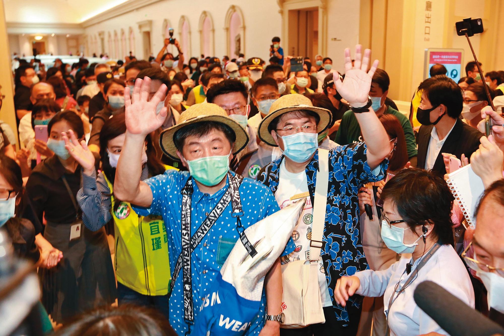 由陳時中部長率領的防疫五月天，走訪臺南景點時，受到熱情歡迎。（臺南市政府新聞及國際關係處提供）