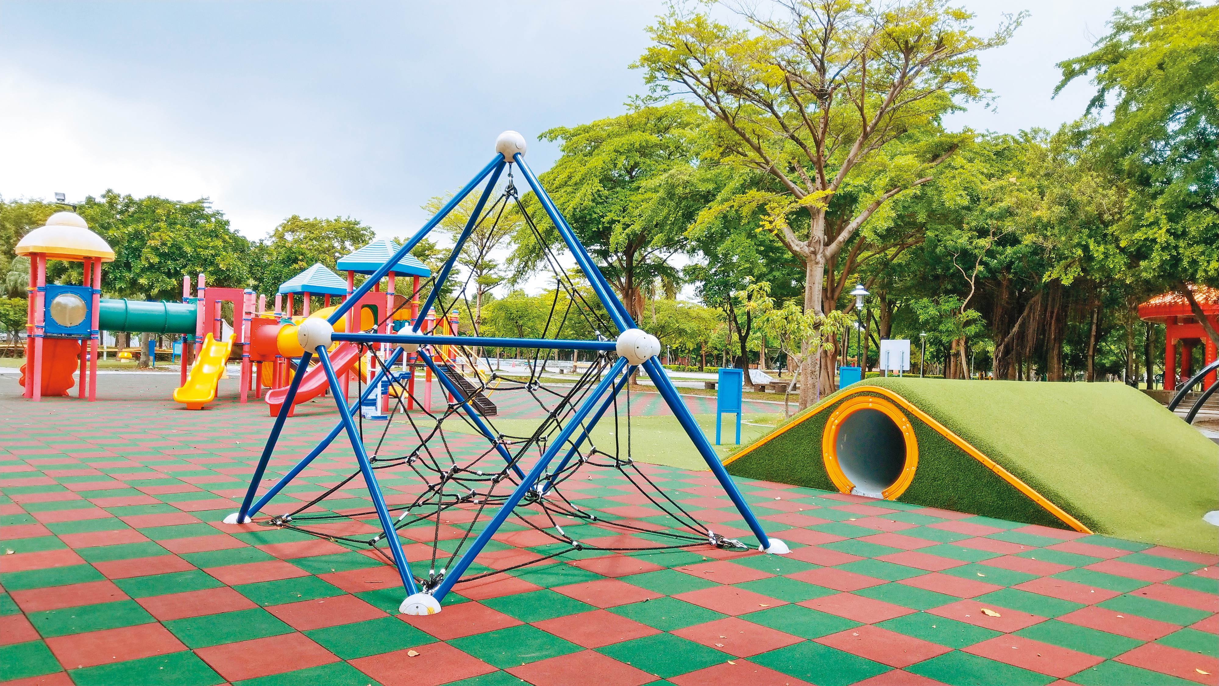 大恩公園是臺南特色公園代表作，公園內揮別以往罐頭式的遊具。