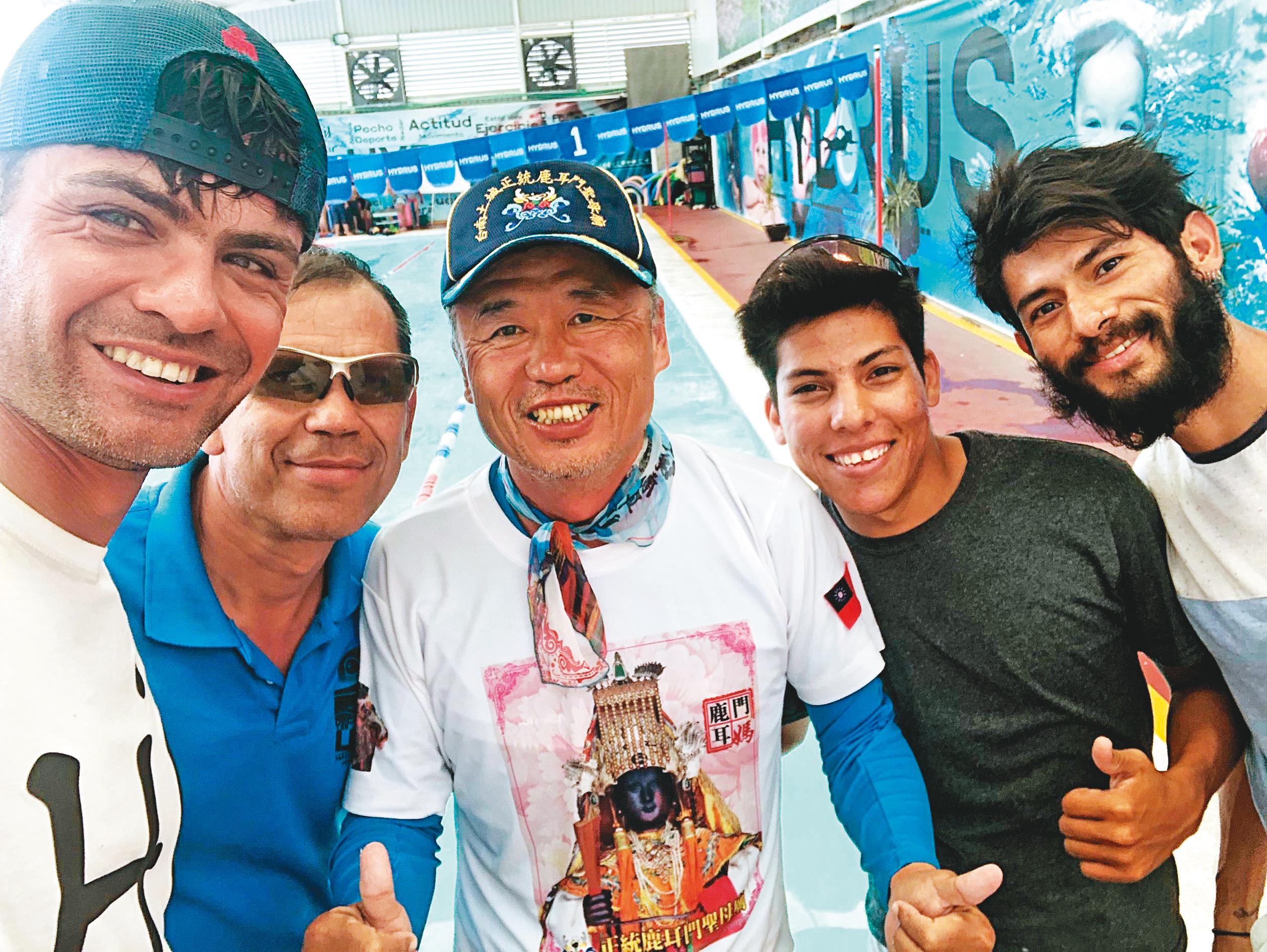 蔡明宜參加各國賽事時，經常將臺南土城聖母廟的T恤穿在身上，也結識了許多異國好友。（蔡明宜提供）