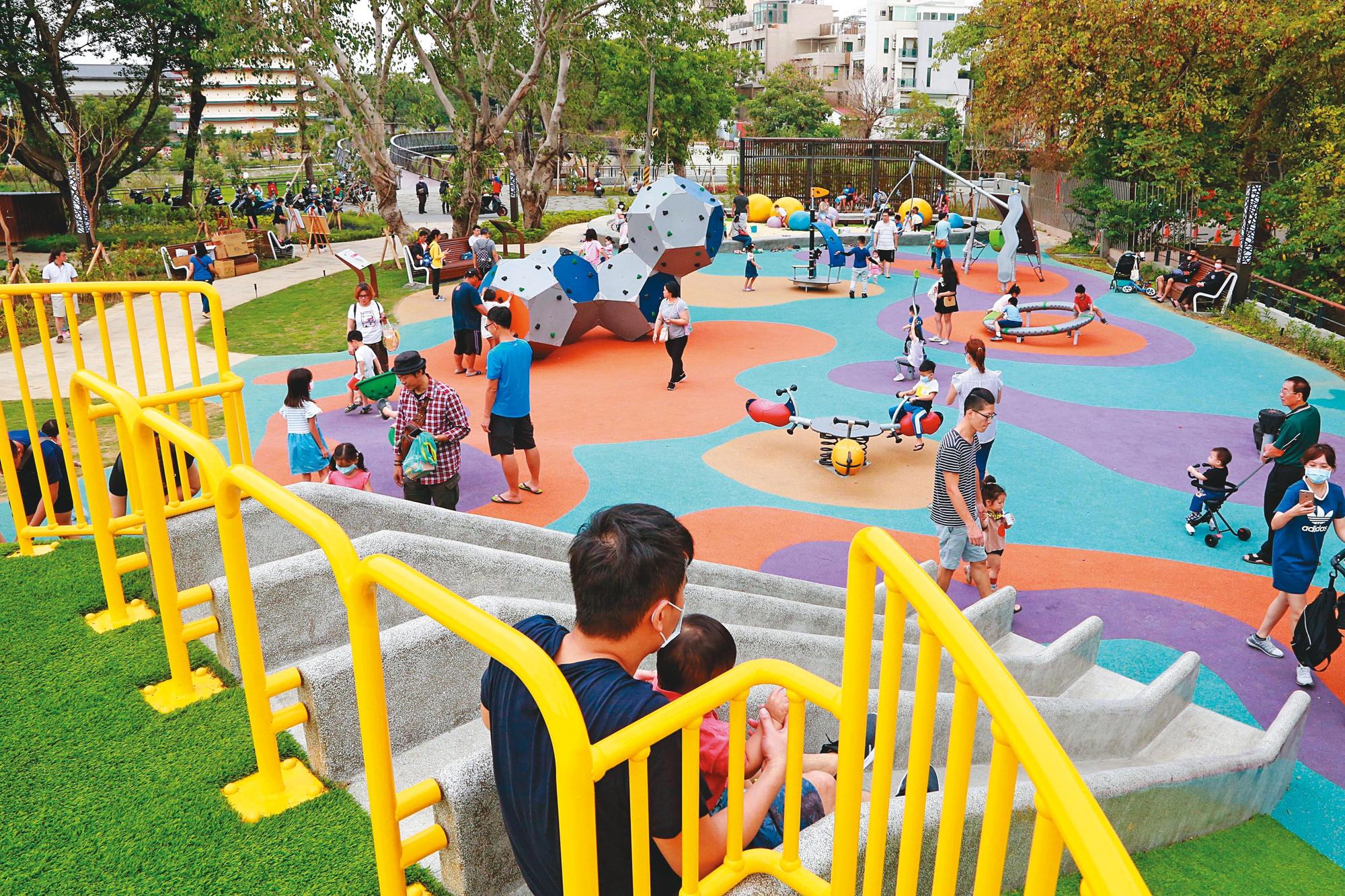 竹溪共融公園設有多項特色遊具,讓小朋友在遊戲時手腦並用,也可滿足各種攀爬的慾望。(臺南市政府新聞及國際關係處提供)