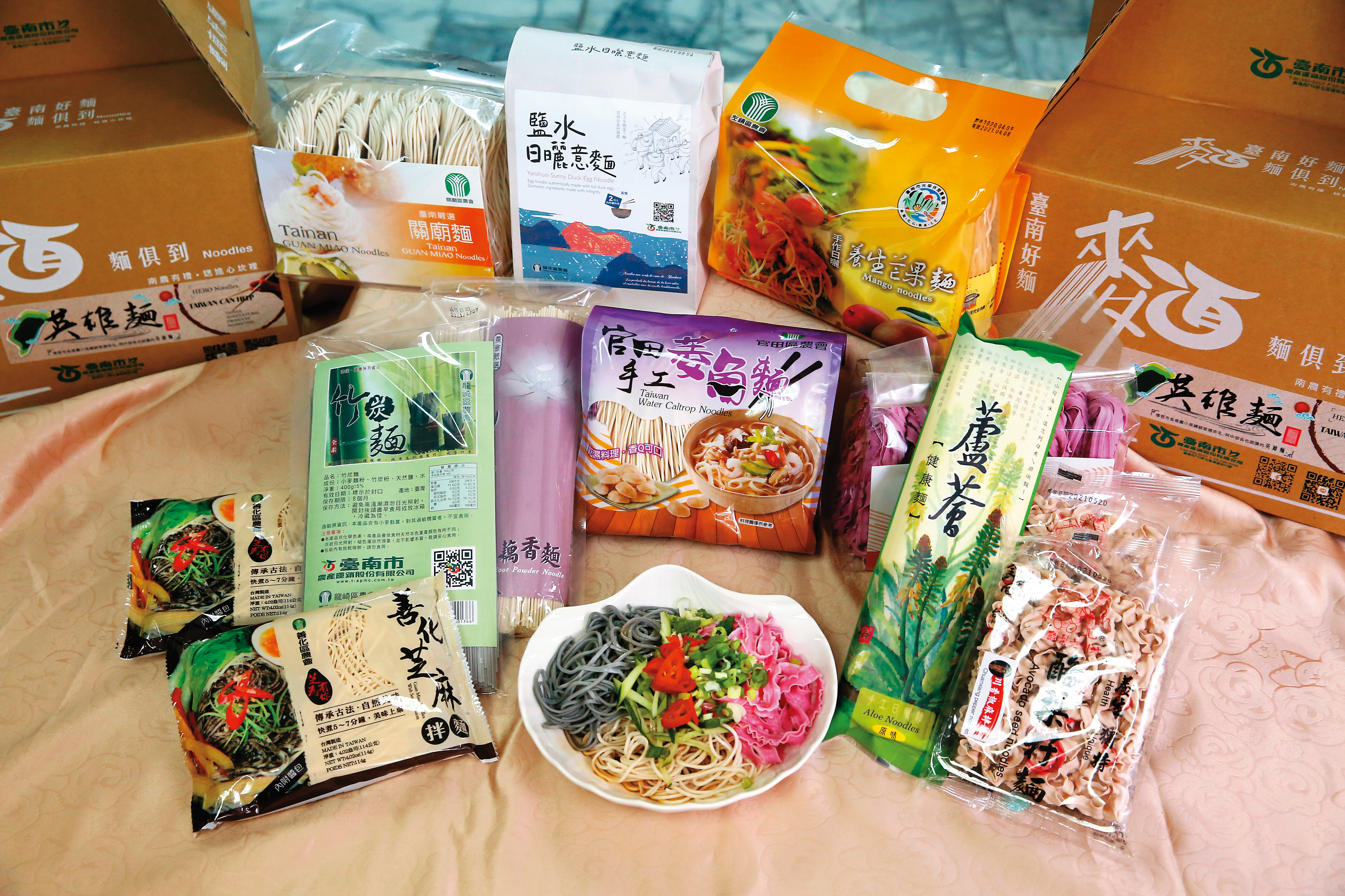 市長黃偉哲大力推薦集結10款臺南特色好麵,由農產運銷公司總經理李芳林指揮調度販售。