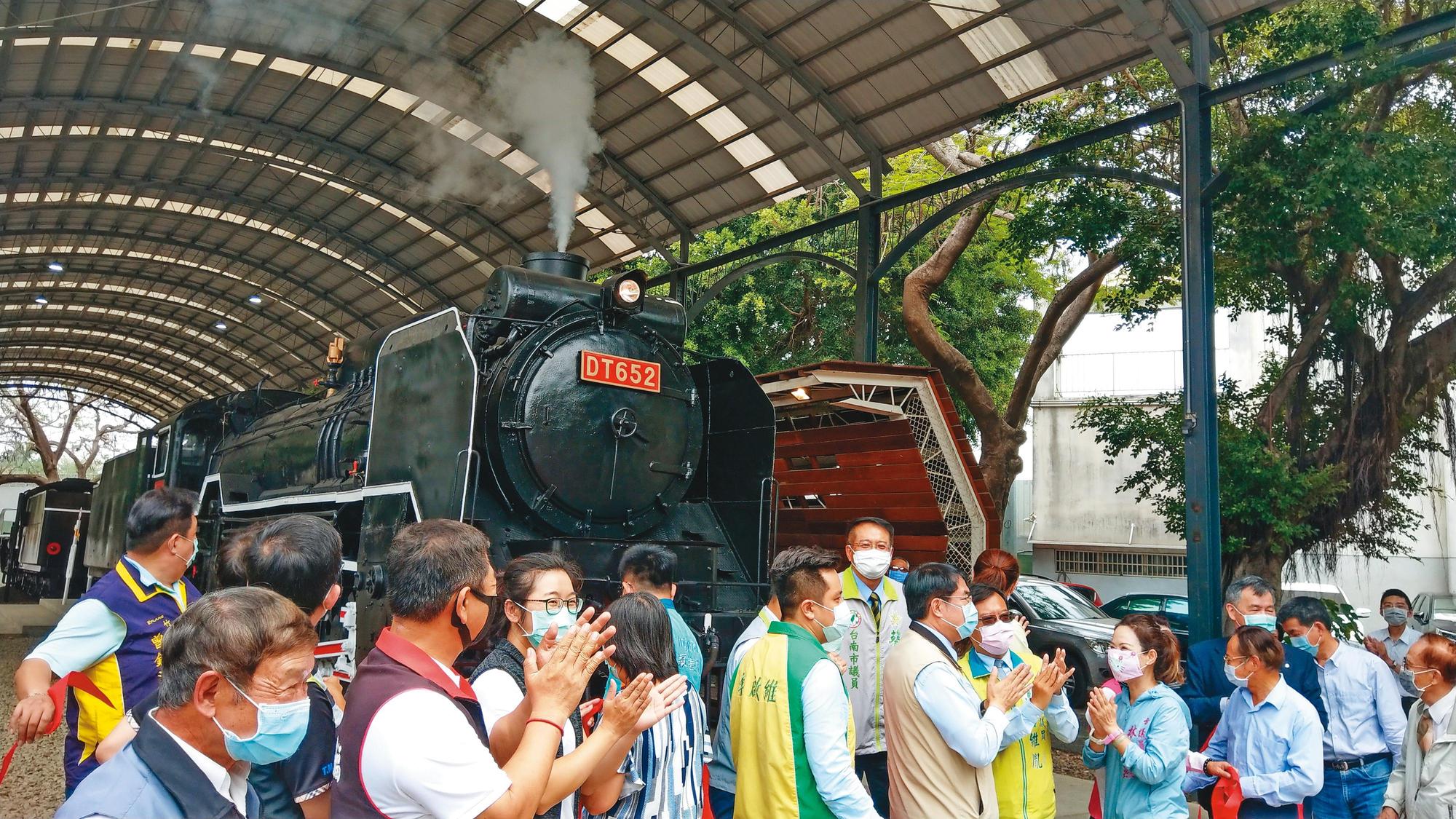 退役機關車修復後,重現停駛前的模樣,在體育公園竹溪橋旁展示,開放民眾欣賞。