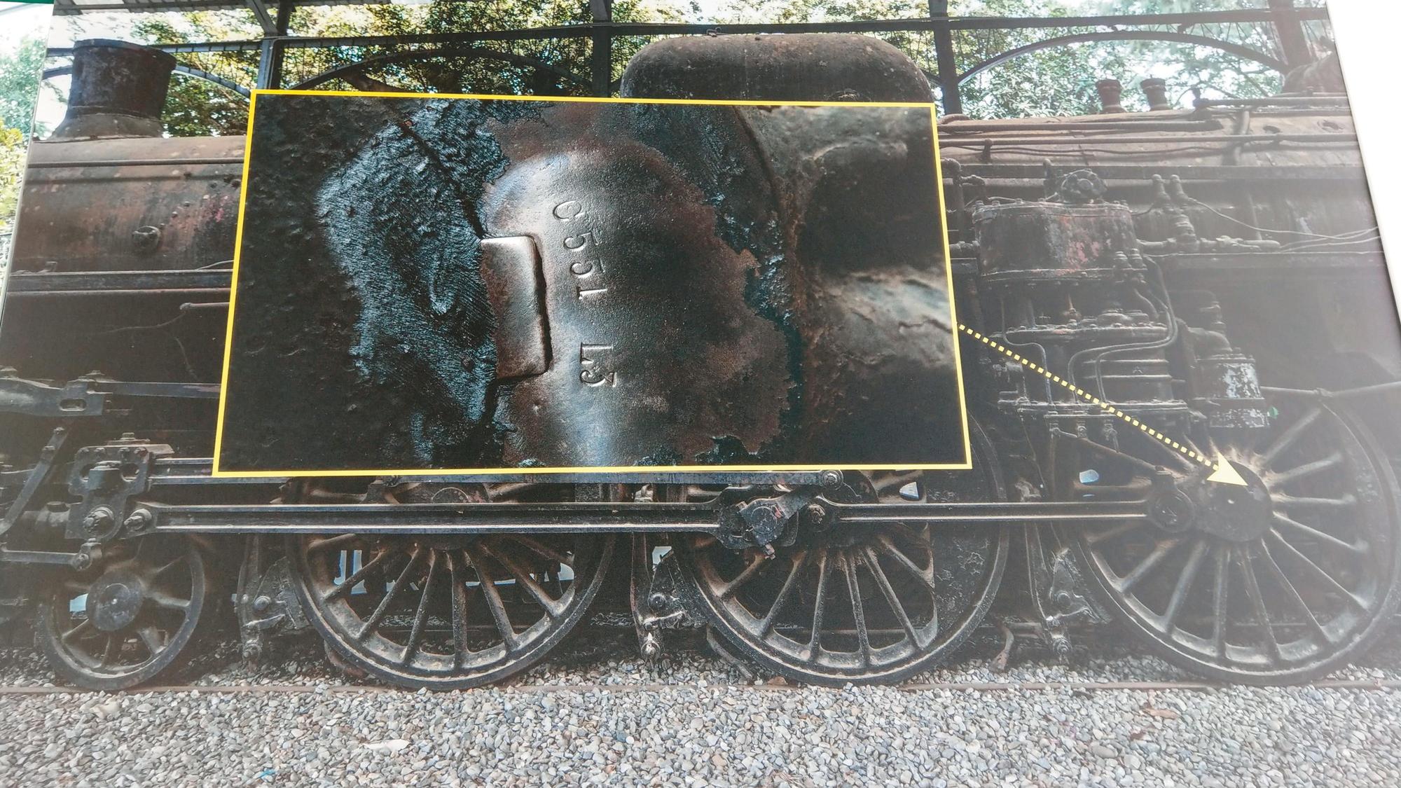 蒸氣機關車在工廠製造時,車輪輪心及連桿等部分,都會刻有最原始車號。