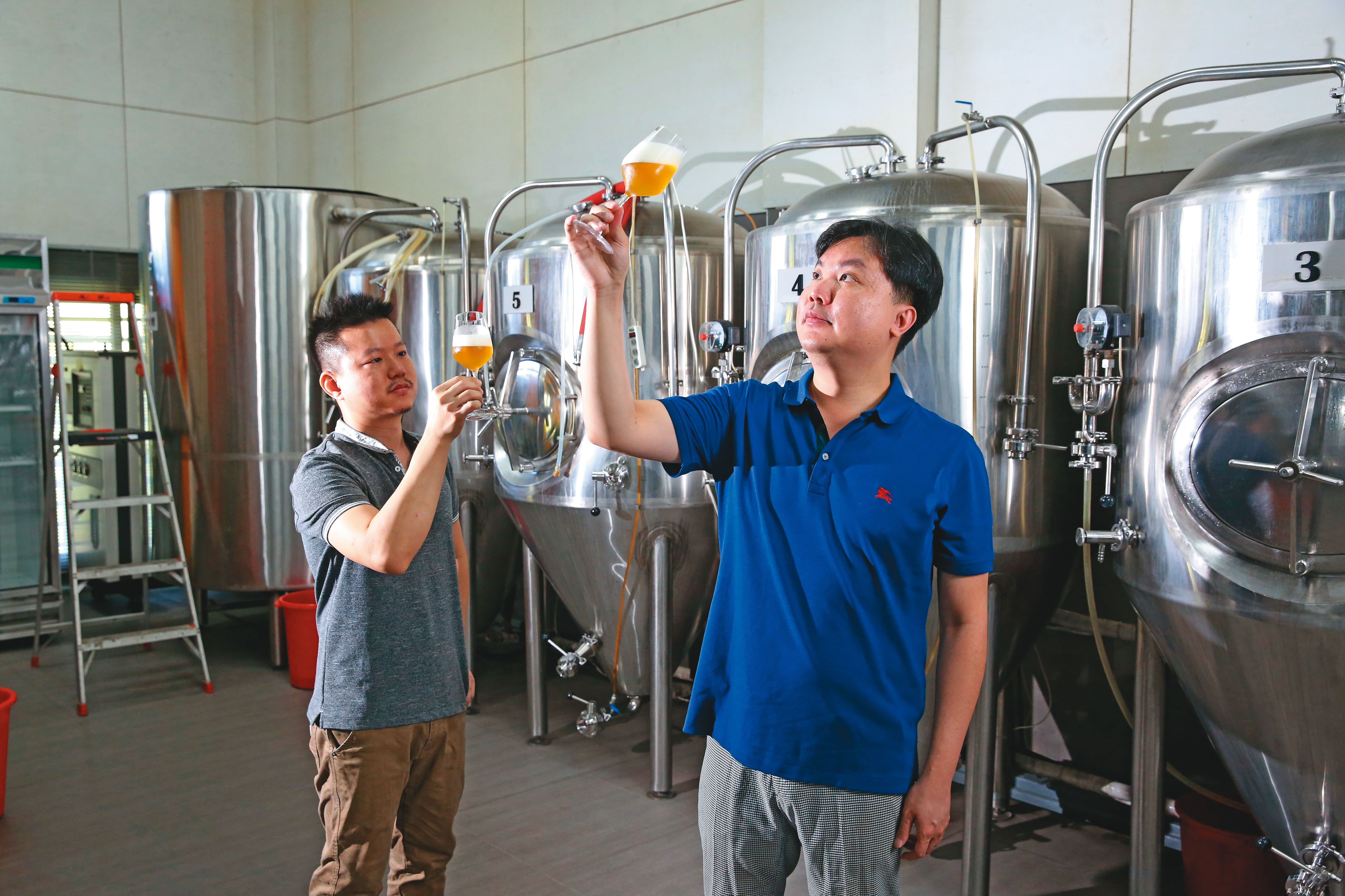 台風的啤酒都會加入一些臺灣元素，像是臺灣桂花、屏東冬蜜、東山的炭焙龍眼乾。