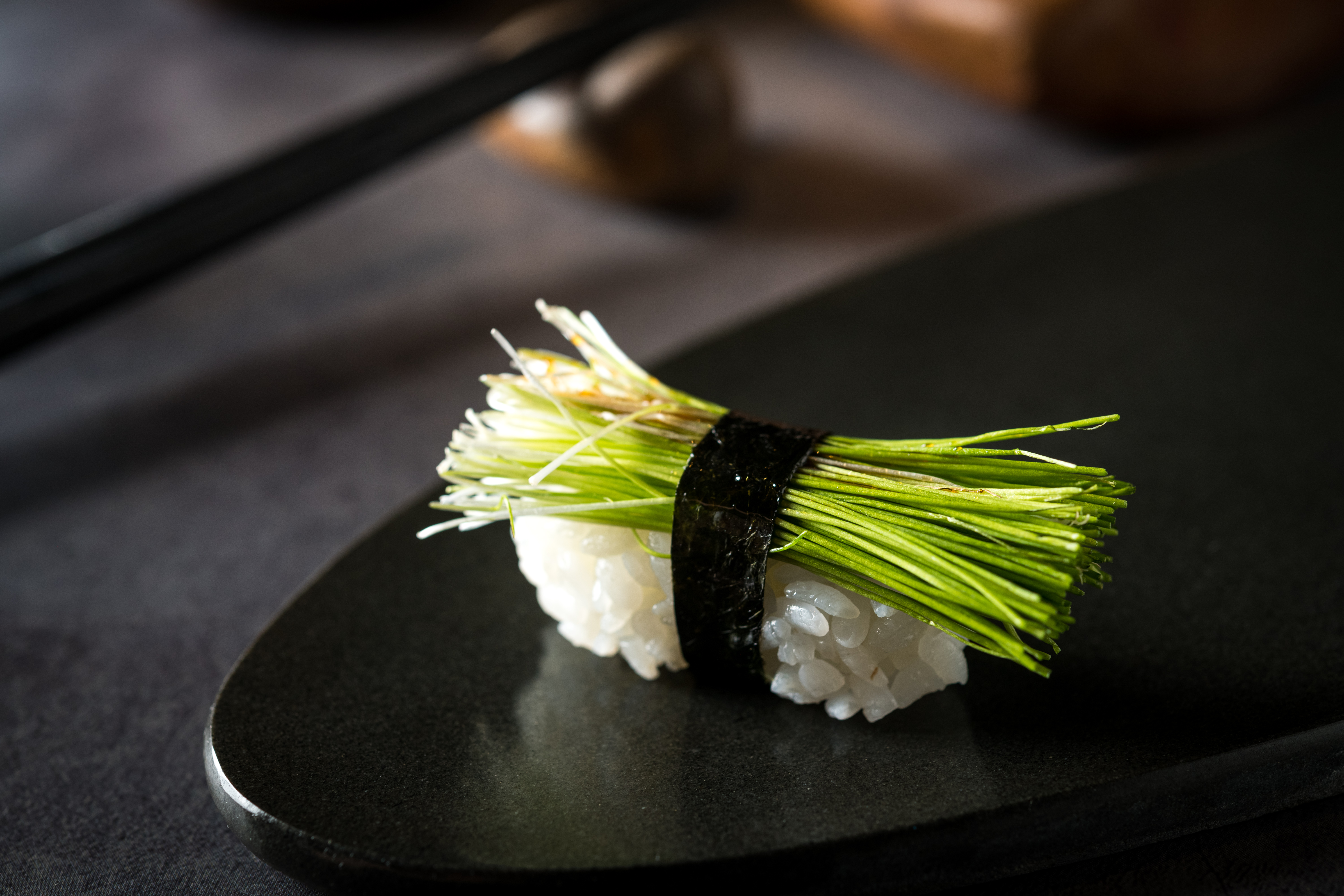 「芽蔥握壽司」用的是日本愛知縣產的芽蔥，蔥味濃郁、沒有辛辣感，能解比目魚鰭邊肉握壽司的油膩。