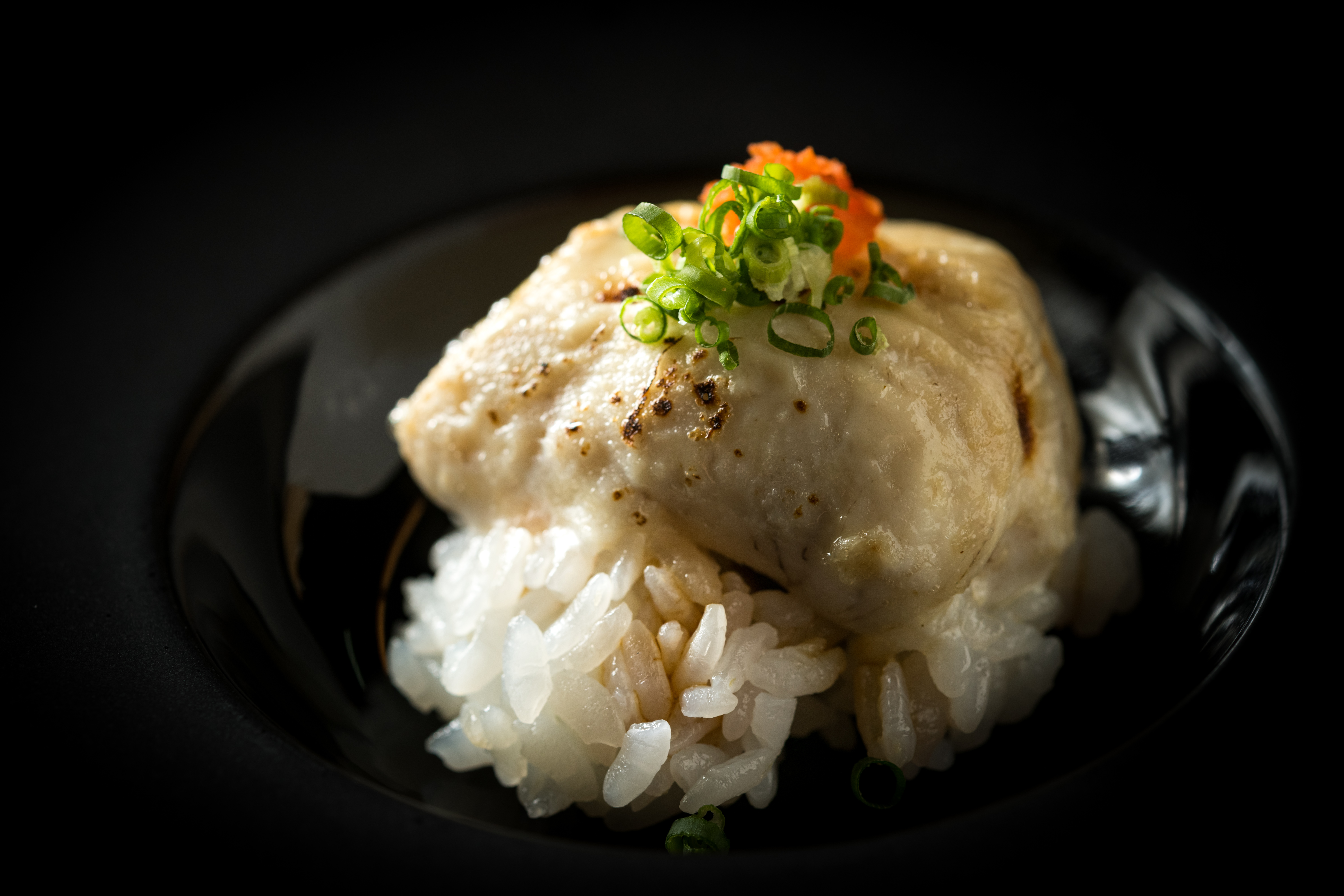 「虎河豚白子松露丼」吃之前要先把炙烤過的白子與Ｑ彈米飯攪拌均勻，香濃綿密的口感，類似法式松露燉飯。