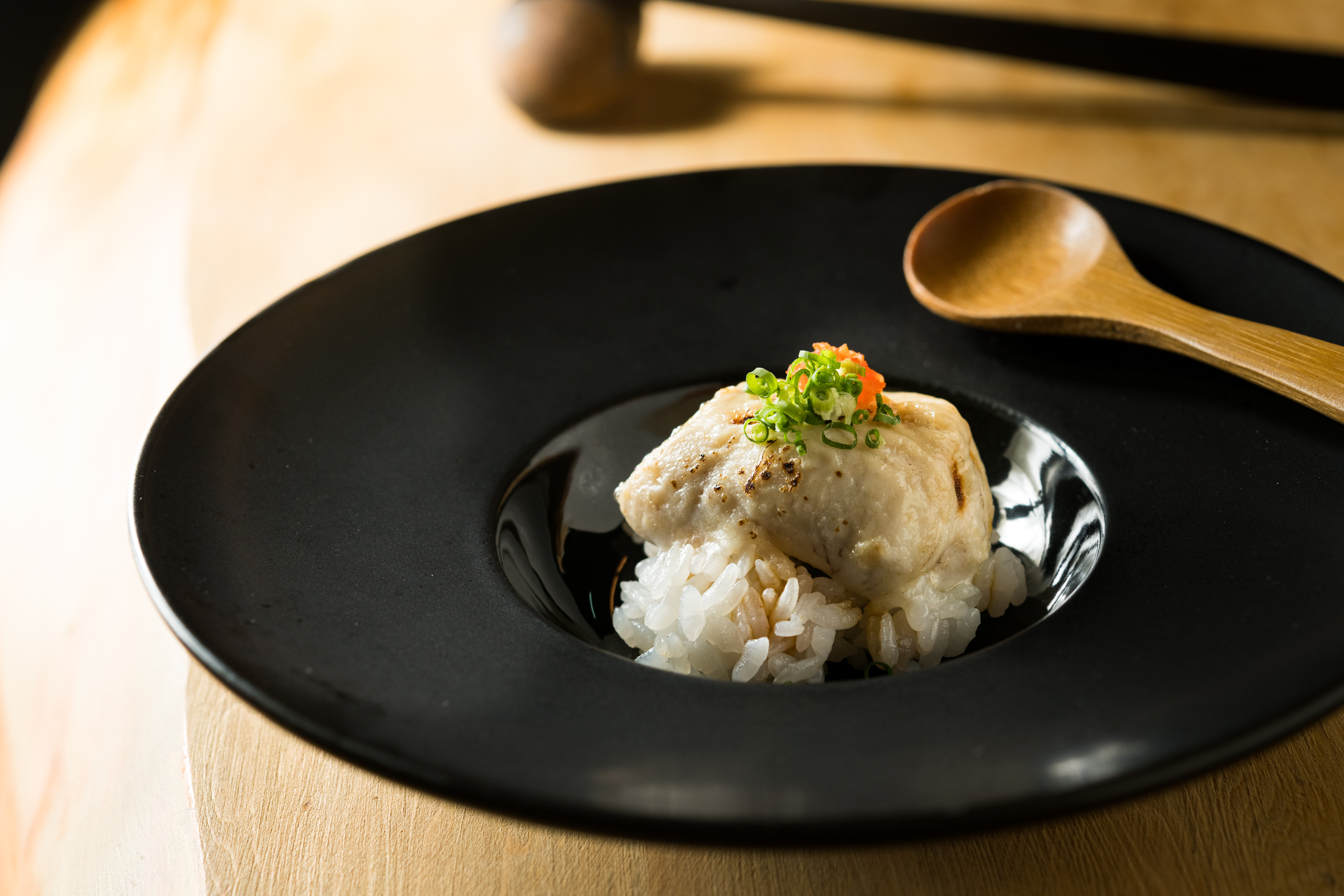 開業近30年的「一味鬍子日式料理」，走台味路線，吸引陳松勇、胡瓜、溫嵐等明星常來店裡用餐。