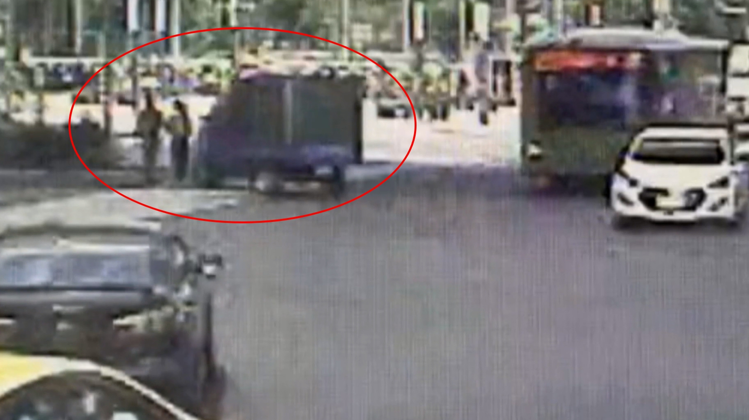 環狀線幸福捷運站2號出口18日發生了一起死亡車禍，畫面清楚拍攝到車禍過程，遭撞擊的謝姓女子送醫後不治。（翻攝畫面）