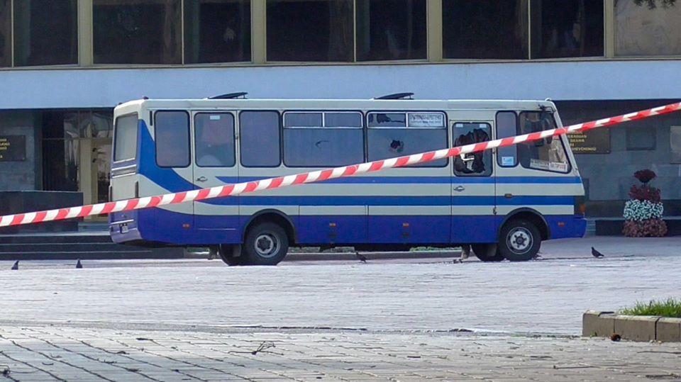 男性歹徒一度歇斯底里地對外開槍、投擲手榴彈,幸好無人傷亡。(翻攝當地媒體Ґрати臉書)