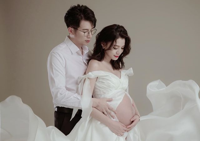 王思平露出超大孕肚，老公從背後輕摟合照側臉入鏡。（翻攝自王思平臉書）