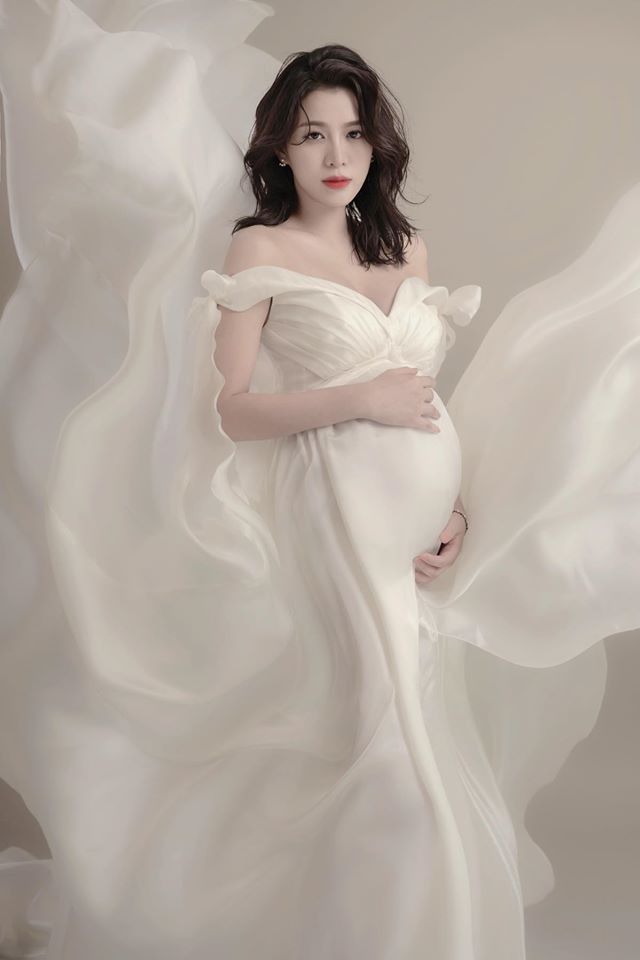 今年初閃電結婚的王思平，22日在臉書曝光孕婦寫真。（翻攝自王思平臉書）