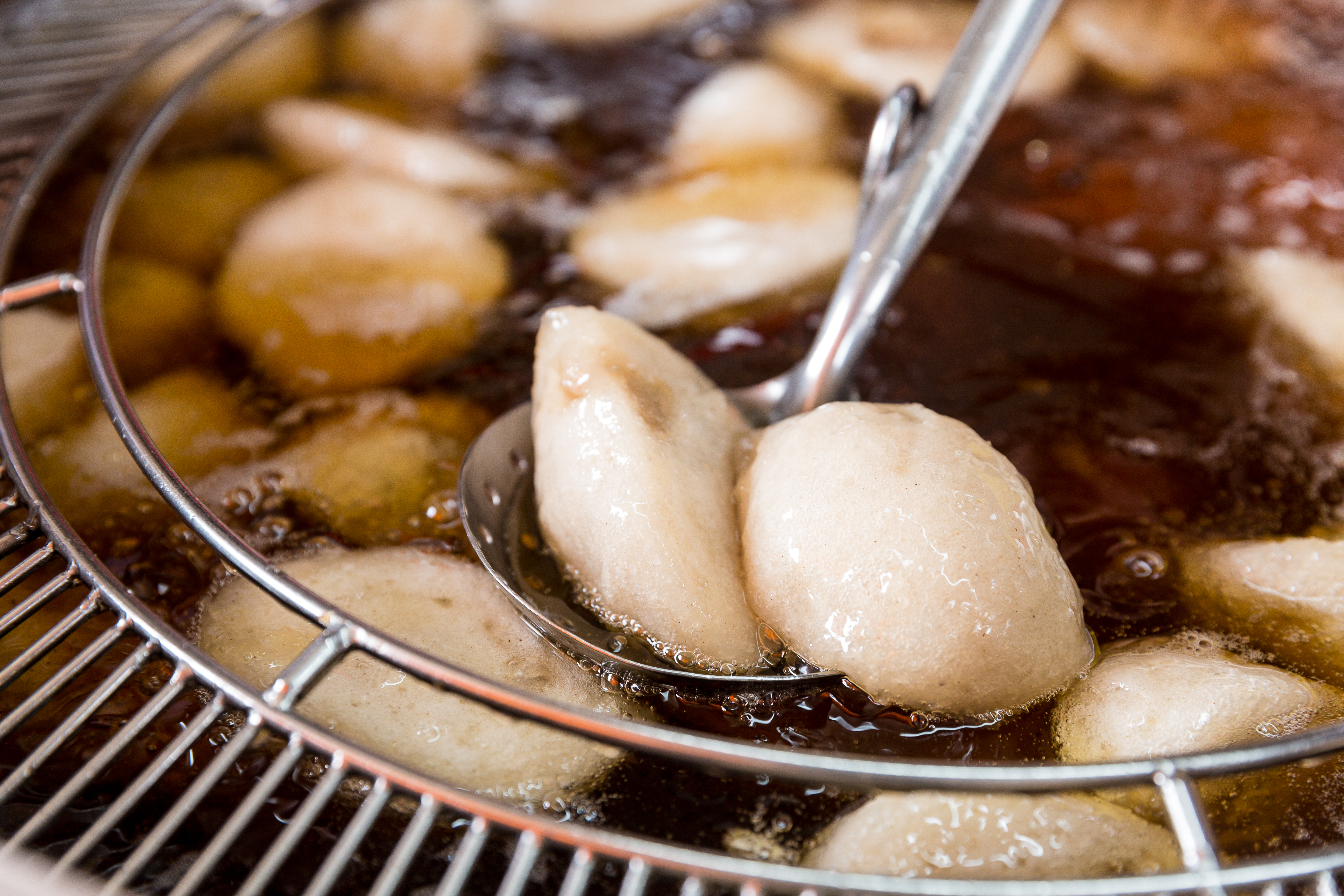 北斗肉圓生的肉圓皮Q肉餡鮮，已有百年歷史。（15元／粒）