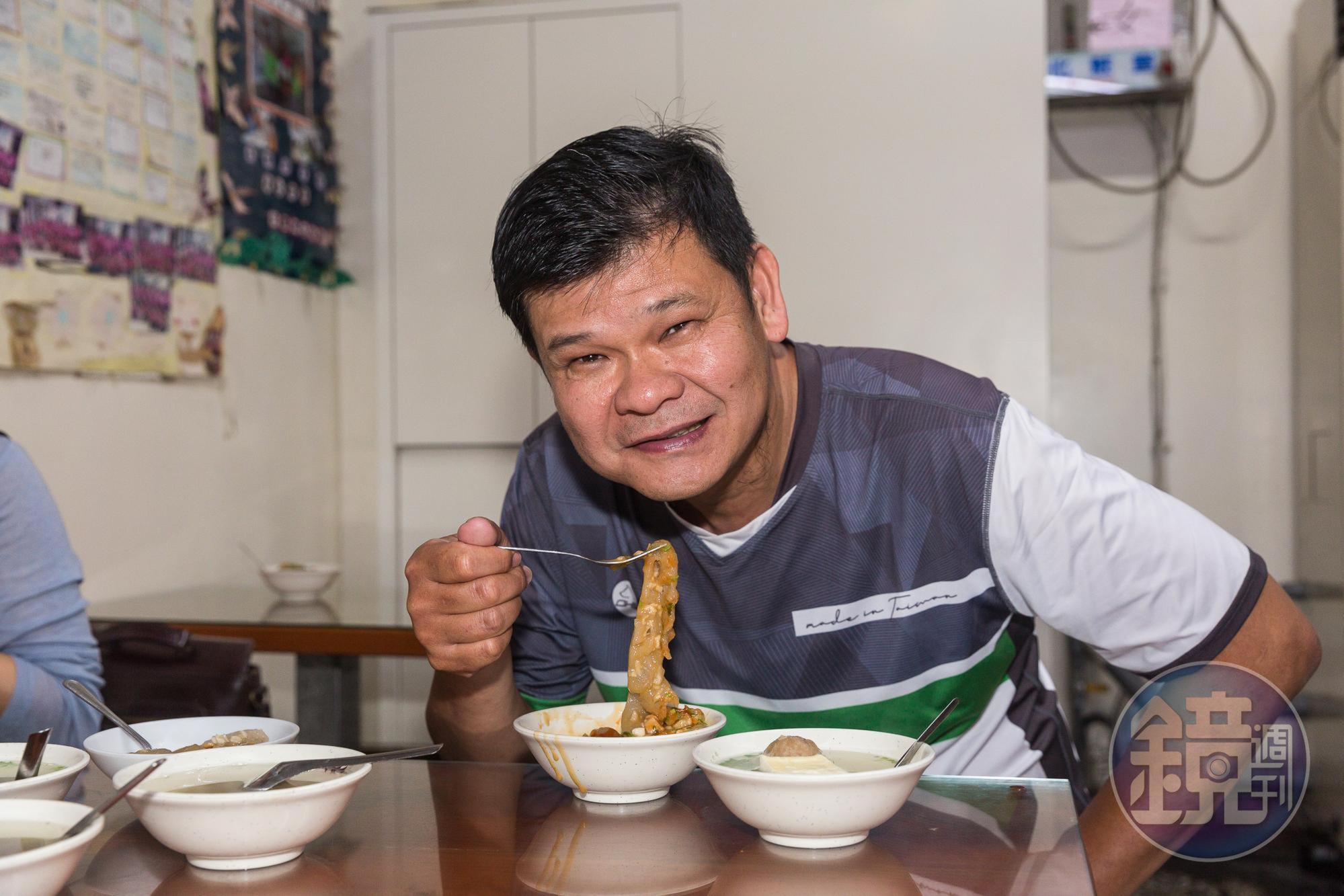 OH9黑狗運動襪老闆李東林最推薦北斗肉圓生,因為肉餡多了筍丁。