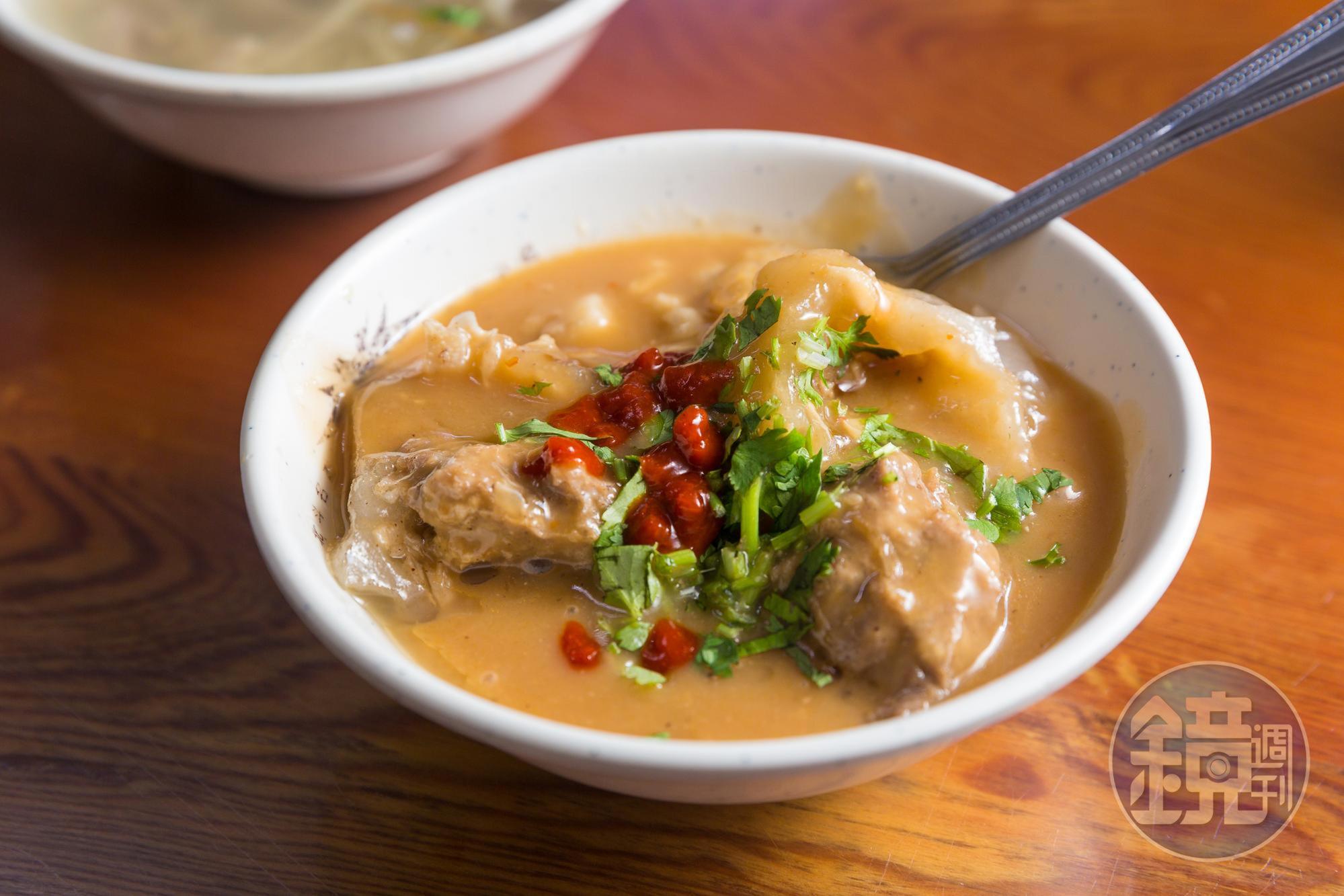 北斗肉圓生的肉圓皮Q肉餡鮮,還吃得到筍丁的脆甜,加點辣椒醬更提味。