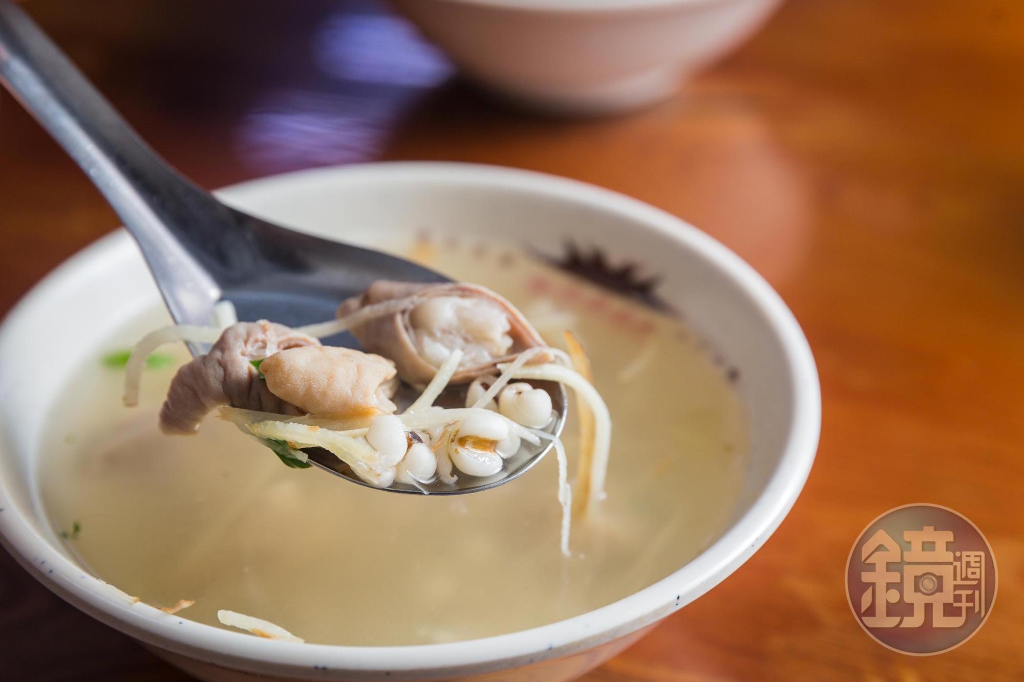以豬大骨熬的四神湯料多澎湃,湯頭清爽。(20元/碗)