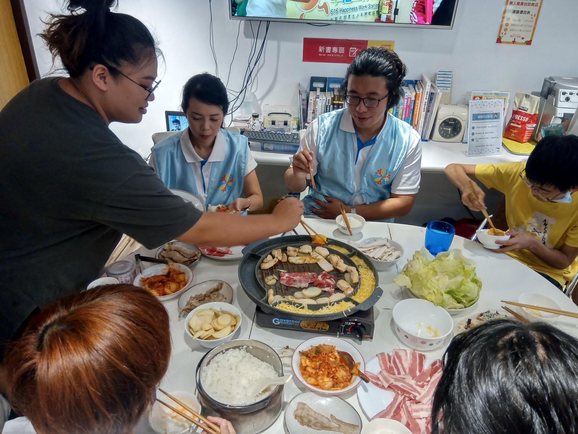 「616幸福工作站」舉辦期末烤肉趴。(頂新和德文教基金會提供)