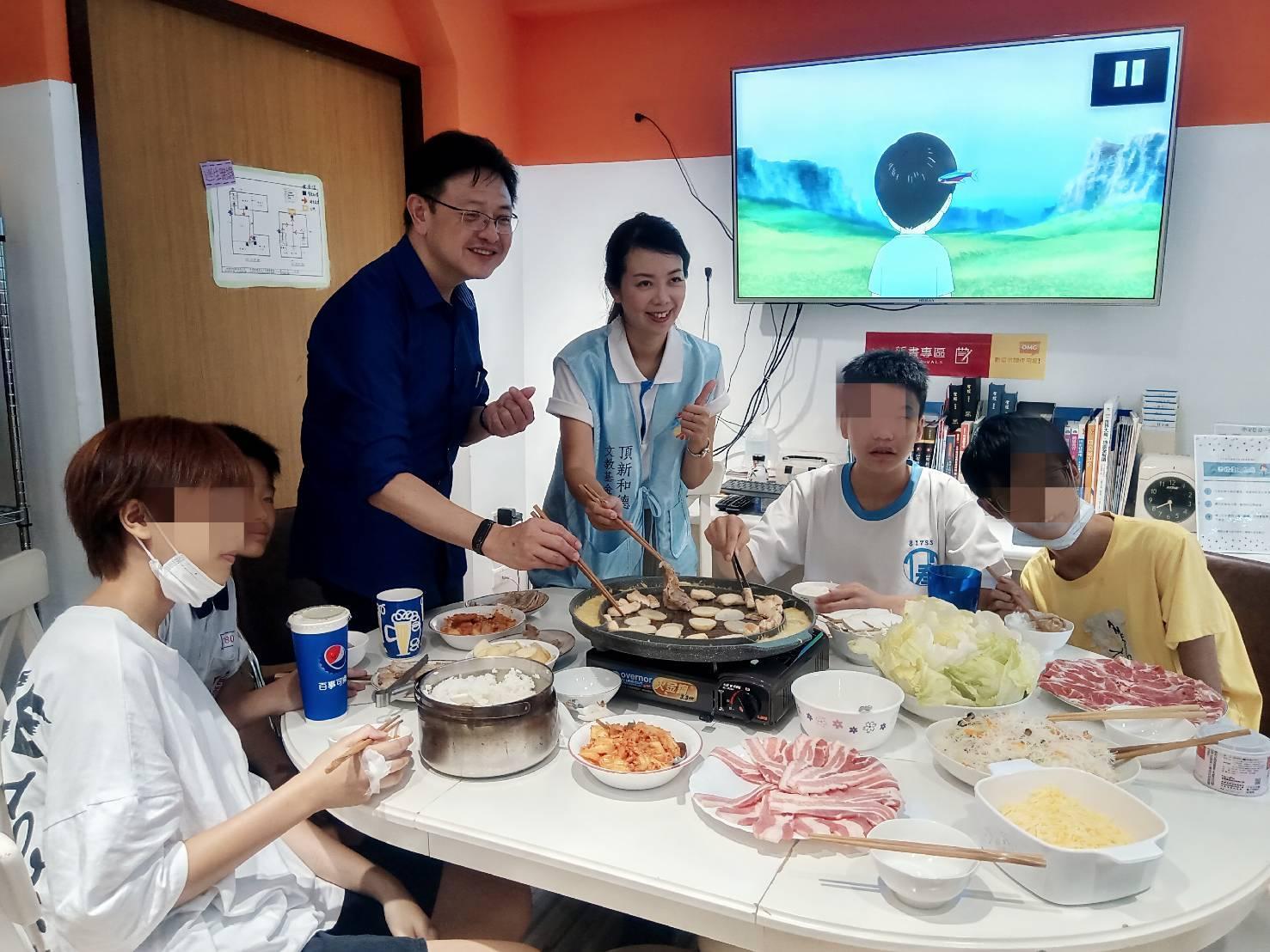 「616幸福工作站」舉辦期末烤肉趴。(頂新和德文教基金會提供)