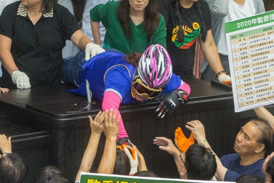 國民黨籍立委陳玉珍全副武裝死守立法院主席台。（本刊資料照）