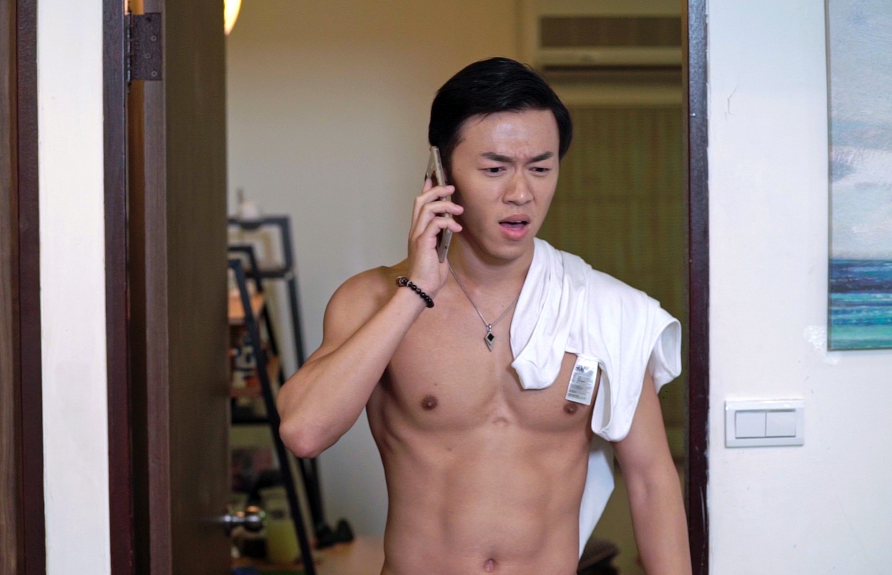 游書庭在戲中展現精壯肌肉。（艾迪昇傳播提供）