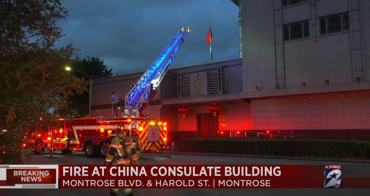 中國駐休士頓總領事館被要求在72小時內撤離，外交人員急燒機密文件。（翻攝自KPRC 2 Click2Houston YouTube）