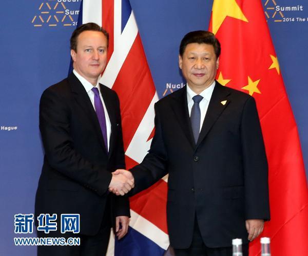 英國前首相卡麥隆(左)任內積極和中國交好,習近平曾在2015年10月踏上英國進行國是訪問。(翻攝新華網)