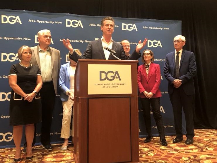 加州州長紐森（中）宣布週二單日確診人數超過12,800例，突破該州紀錄。圖為2019年記者會畫面。（翻攝自Gavin Newsom臉書）