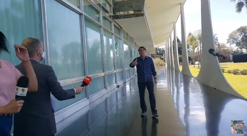 巴西總統波索納洛日前宣布自己確診，卻突然脫下口罩比讚說「我很好！」（翻攝自Jair Bolsonaro YouTube頻道）