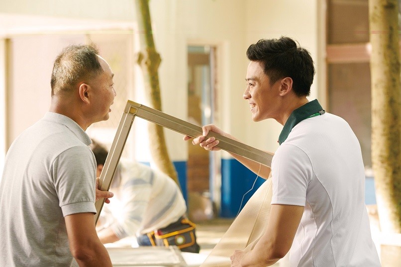 改編自信義房屋社區服務真實案例,透過紗窗修繕,打開窗開啟話匣子,令網友感同身受。(圖/信義房屋提供)