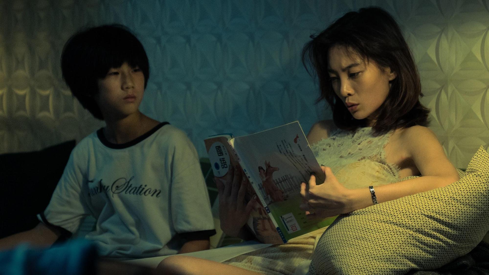 電影《野雀之詩》裡，李亦捷（右）與初次演電影的高於夏（左）飾演母子。（好威映象提供）