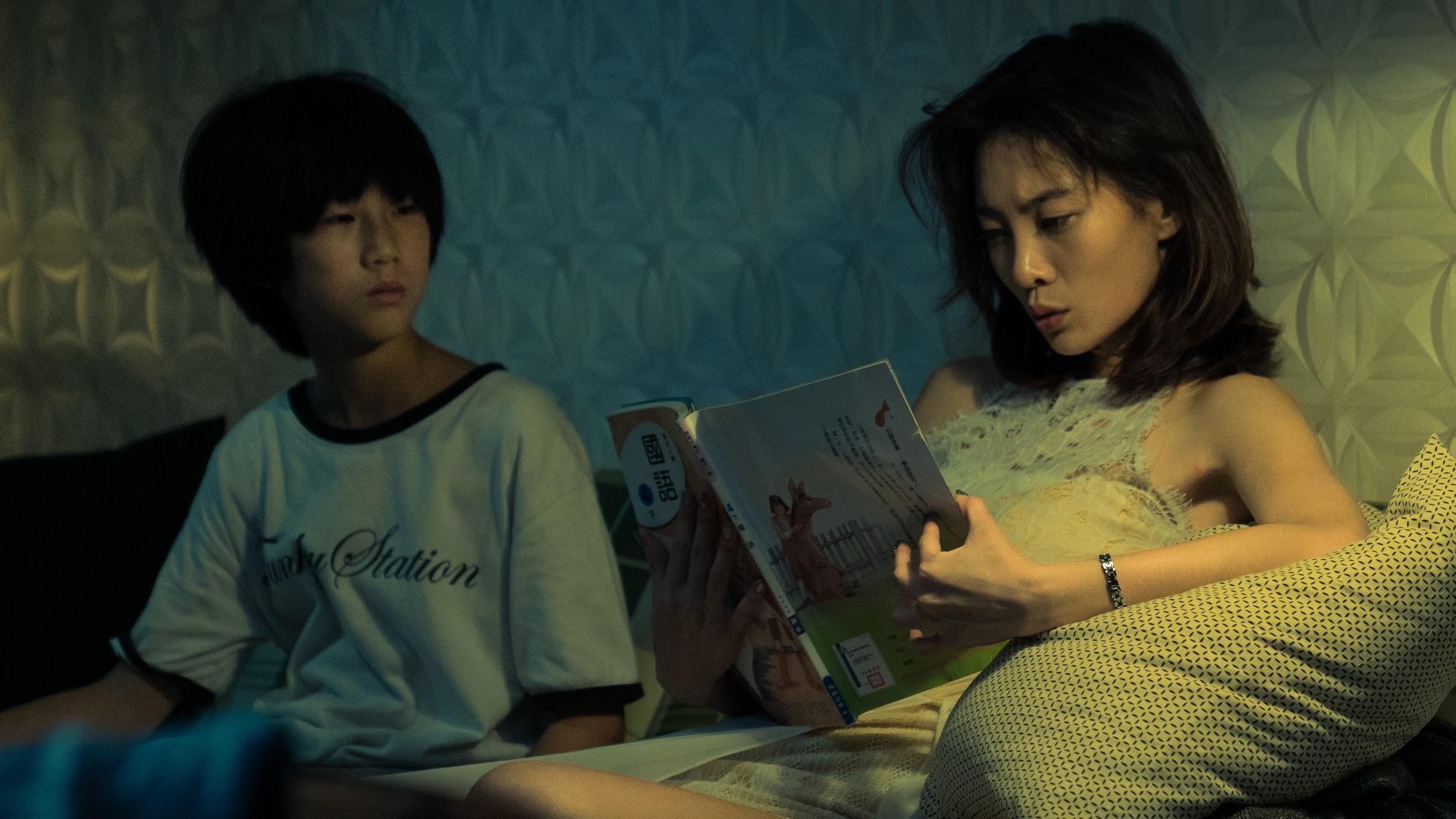 電影《野雀之詩》裡，李亦捷（右）與初次演電影的高於夏（左）飾演母子。（好威映象提供）