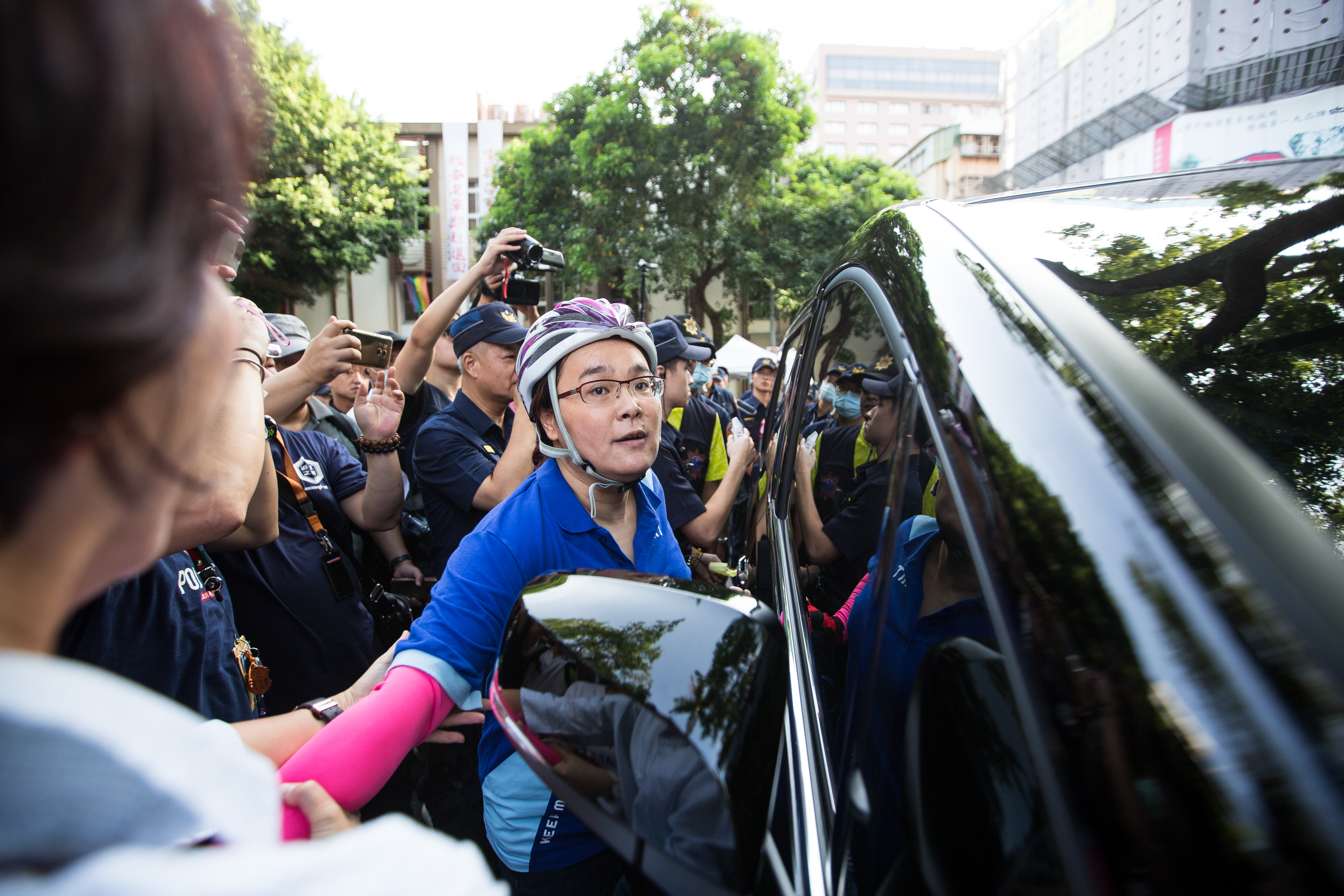 立委陳玉珍在立院監察院人事案攻防時，手伸進林昶佐褲袋搶選票，引發外譴責撻伐。（本刊資料照）