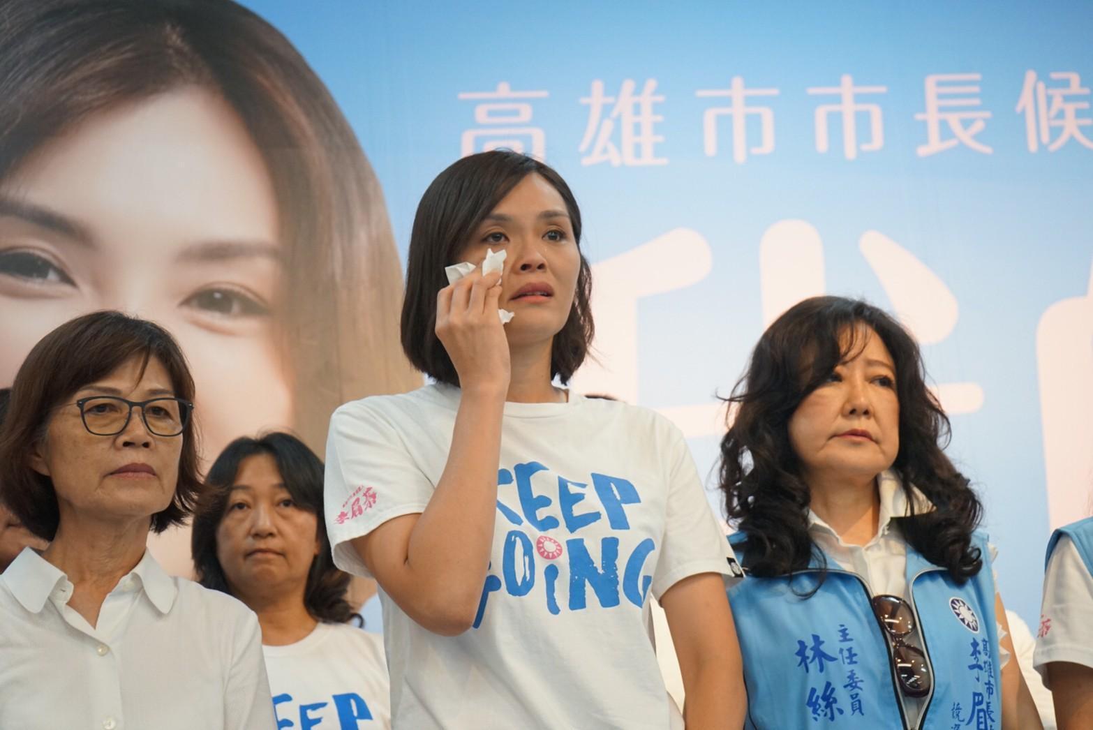 李眉蓁再次召開記者會,宣布將刪除選舉公報上中山大學在職碩士班學位的註記(李眉蓁競選團隊提供)